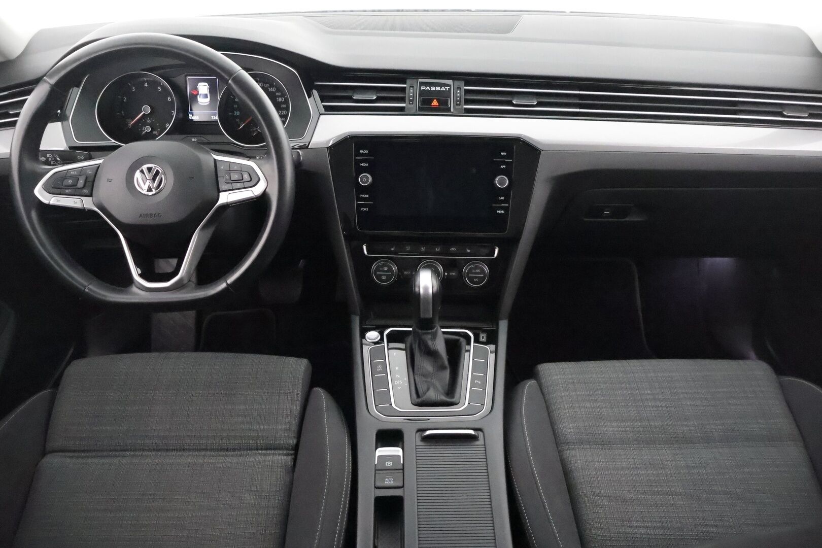 Volkswagen Passat 2020 edan Style 1,5 TSI EVO 110 kW DSG-automaatti *Adap.vakkari / ErgoComfort / P.tutkat / Aple&Android / Navi* - 1.om Suomi-auto / Myydään juuri merkkihuollettuna / Merkkihuollettu / Kahdet renkaat alumiinivantein / Seuraava katsastus 05.2026