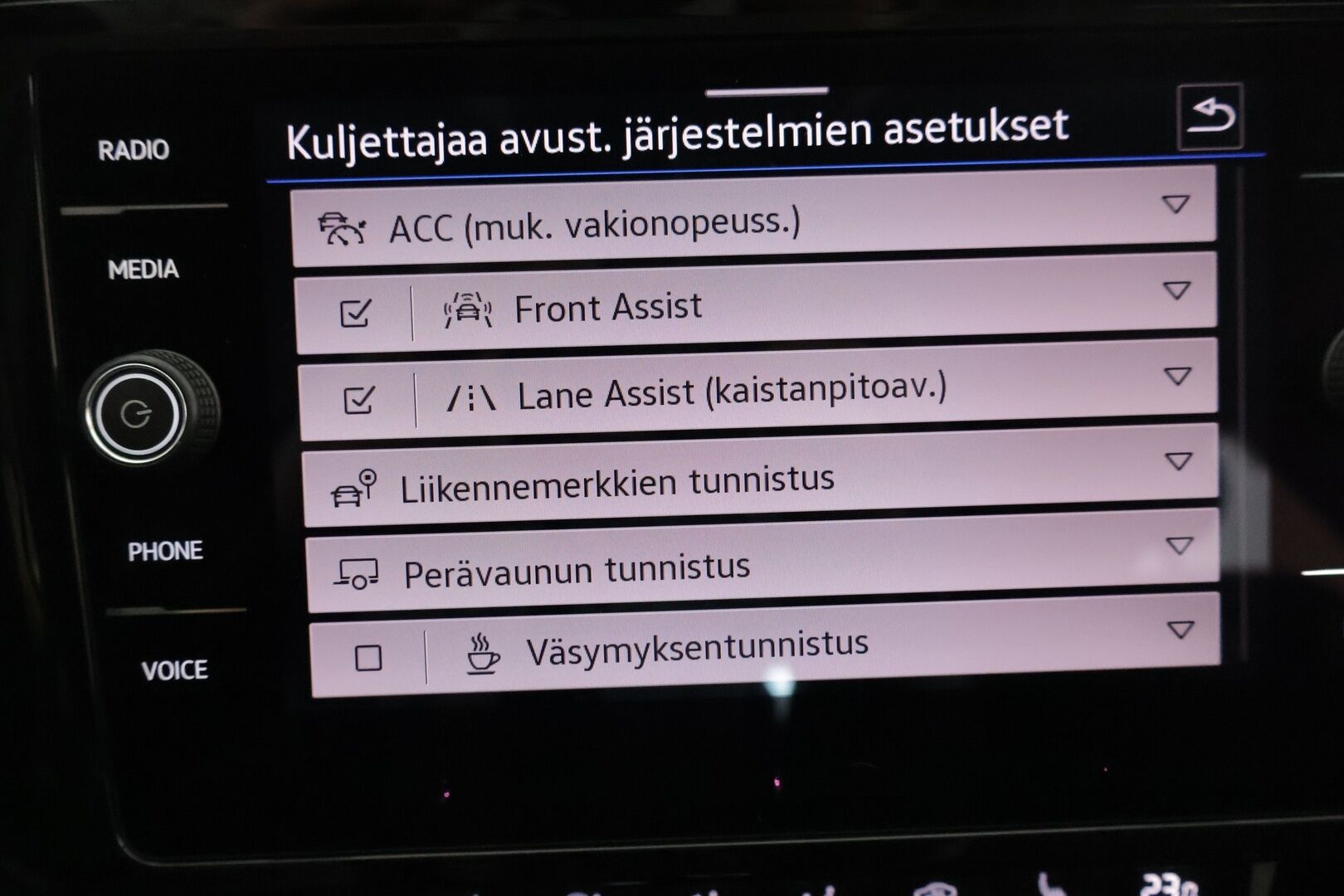 Volkswagen Passat 2020 edan Style 1,5 TSI EVO 110 kW DSG-automaatti *Adap.vakkari / ErgoComfort / P.tutkat / Aple&Android / Navi* - 1.om Suomi-auto / Myydään juuri merkkihuollettuna / Merkkihuollettu / Kahdet renkaat alumiinivantein / Seuraava katsastus 05.2026