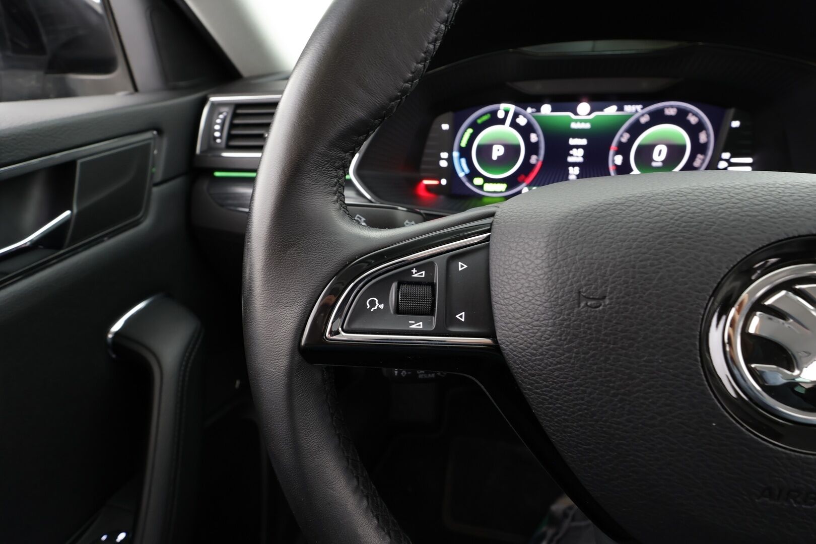 Skoda Superb 2020 1,4 TSI PHEV Style iV DSG * Webasto / Koukku / ACC / Matrix-LED / P.kamera / Muistipenkki / Navi / Kaistavahti * - Suomi-auto / 2x Latauskaapelit / Kahdet renkaat / Merkkihuollot - HULLU BLACKWEEK KORKOTARJOUS 2,49%