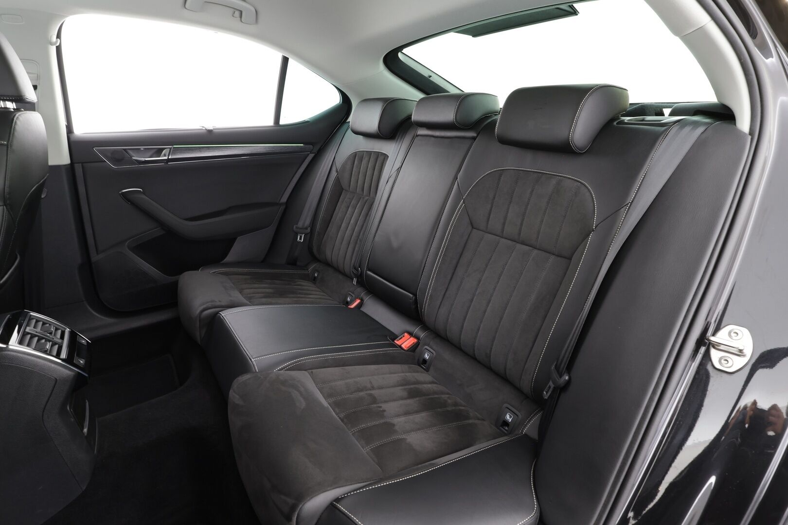 Skoda Superb 2020 1,4 TSI PHEV Style iV DSG * Webasto / Koukku / ACC / Matrix-LED / P.kamera / Muistipenkki / Navi / Kaistavahti * - Suomi-auto / 2x Latauskaapelit / Kahdet renkaat / Merkkihuollot - HULLU BLACKWEEK KORKOTARJOUS 2,49%