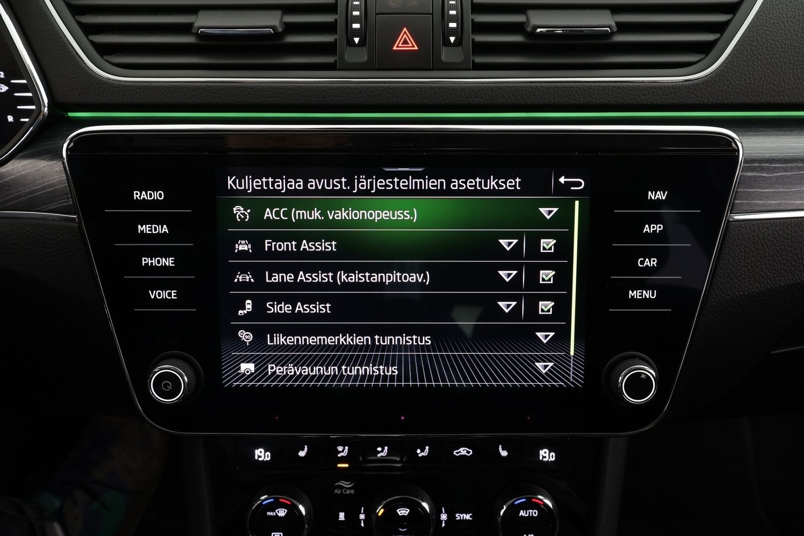 Skoda Superb 2020 1,4 TSI PHEV Style iV DSG * Webasto / Koukku / ACC / Matrix-LED / P.kamera / Muistipenkki / Navi / Kaistavahti * - Suomi-auto / 2x Latauskaapelit / Kahdet renkaat / Merkkihuollot - HULLU BLACKWEEK KORKOTARJOUS 2,49%