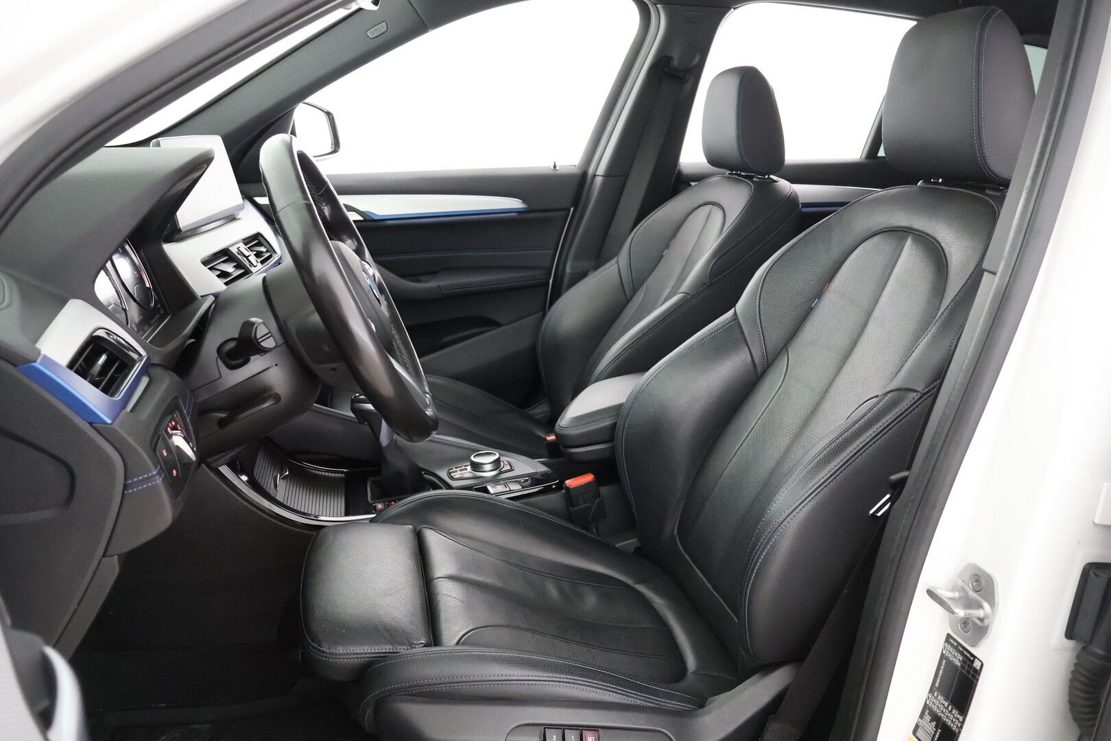 BMW X1 2020 F48 xDrive25e A Charged Edition M Sport - Suomi-Auto | ACC | HUD | Panorama | P-Kamera | Sport-Nahat | Sähköluukku | NAVI
