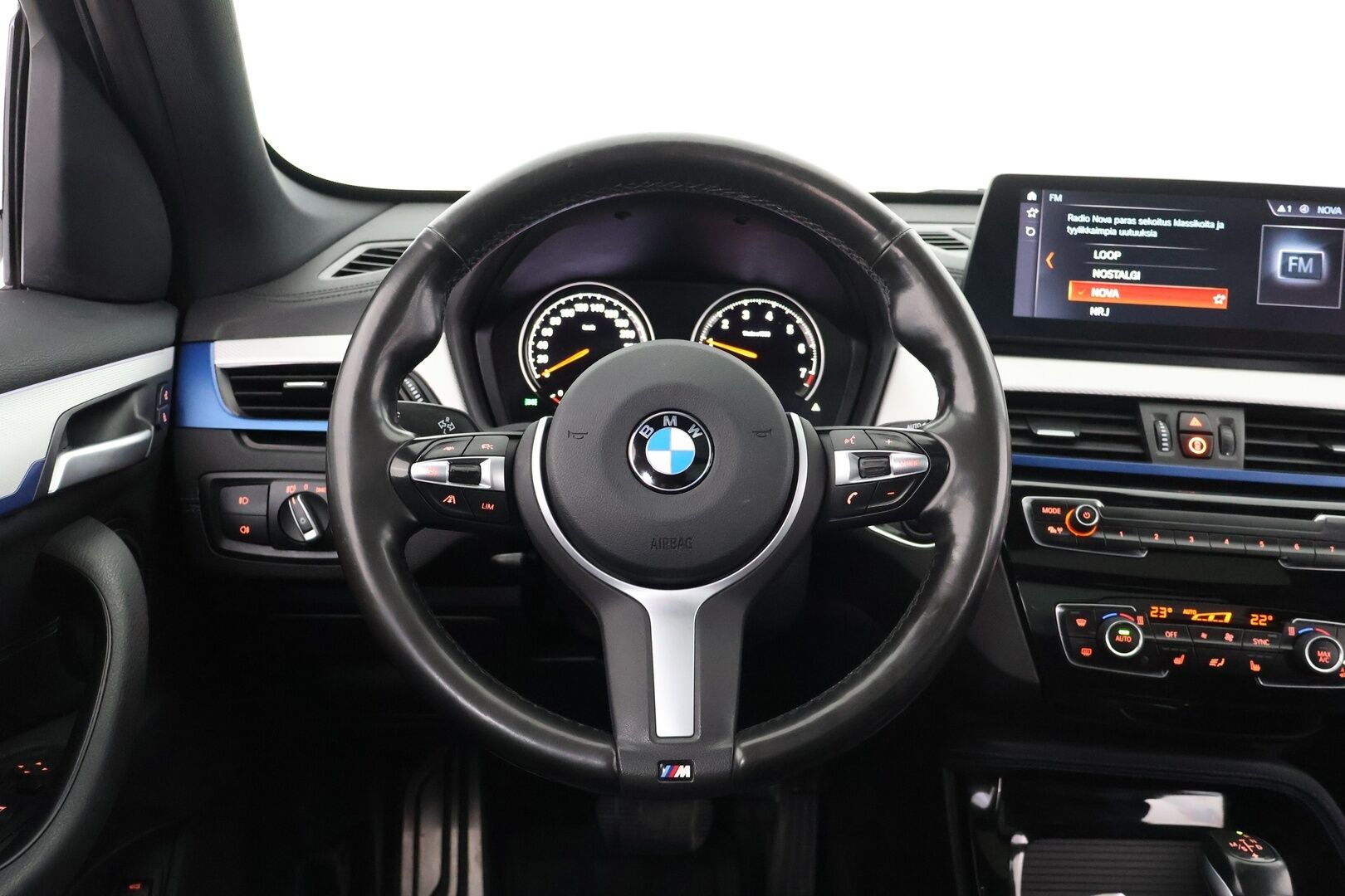 BMW X1 2020 F48 xDrive25e A Charged Edition M Sport - Suomi-Auto | ACC | HUD | Panorama | P-Kamera | Sport-Nahat | Sähköluukku | NAVI