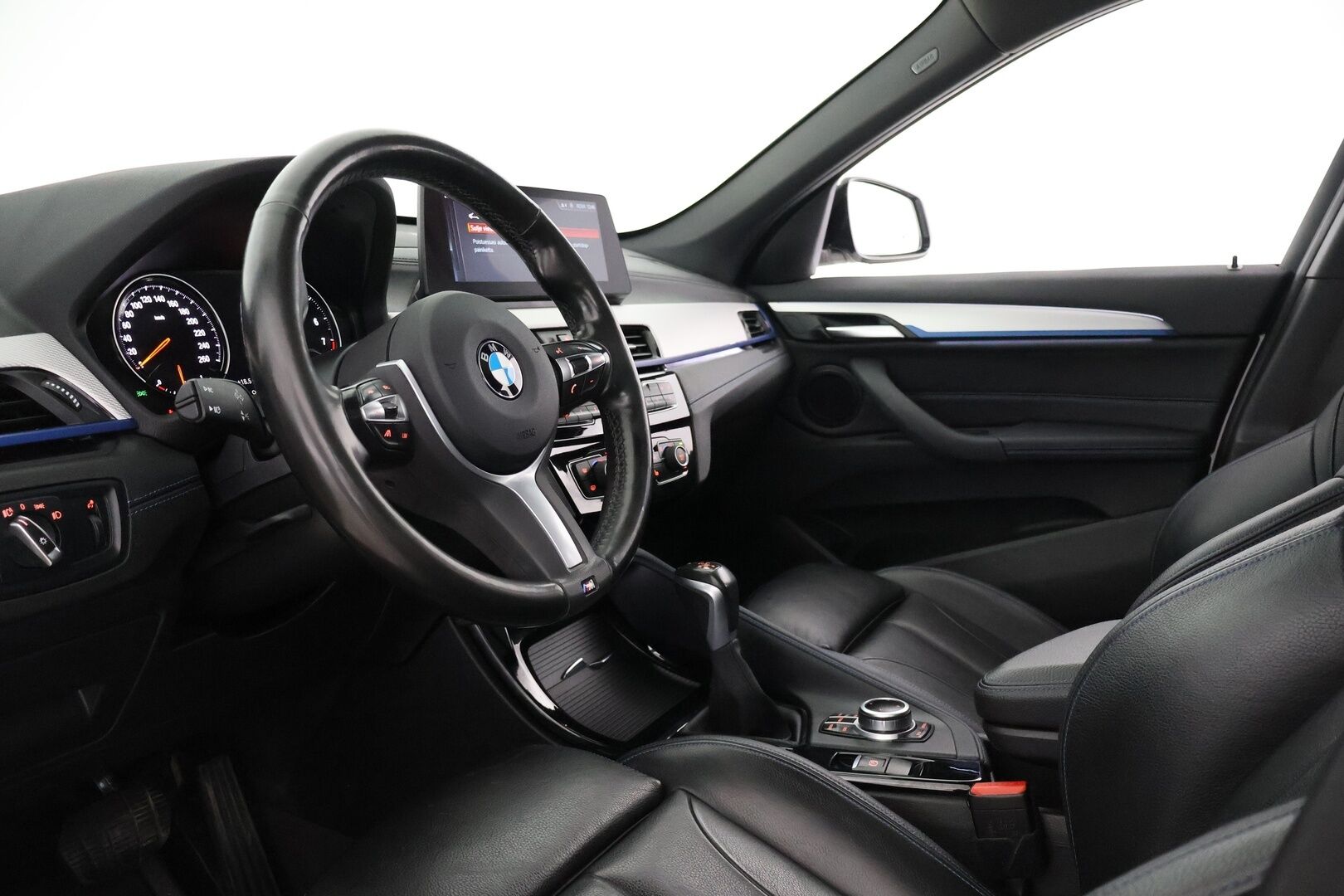 BMW X1 2020 F48 xDrive25e A Charged Edition M Sport - Suomi-Auto | ACC | HUD | Panorama | P-Kamera | Sport-Nahat | Sähköluukku | NAVI