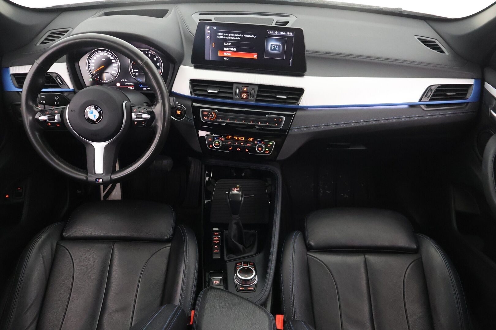 BMW X1 2020 F48 xDrive25e A Charged Edition M Sport - Suomi-Auto | ACC | HUD | Panorama | P-Kamera | Sport-Nahat | Sähköluukku | NAVI