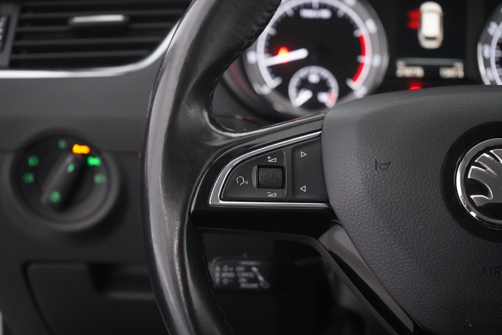 Skoda Octavia 2020 Combi 1,5 TSI Style BusinessLine DSG Autom. - ACC | Webasto | Vetokoukku | Peruutuskamera | Keyless | Kahdet renkaat vanteineen | Jakohihna vaihdettu