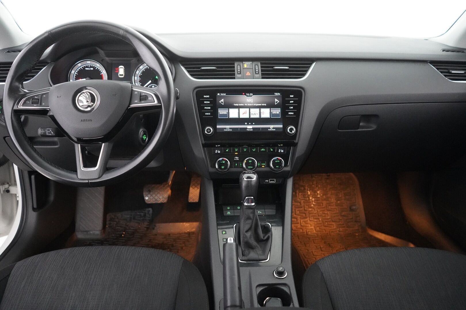 Skoda Octavia 2020 Combi 1,5 TSI Style BusinessLine DSG Autom. - ACC | Webasto | Vetokoukku | Peruutuskamera | Keyless | Kahdet renkaat vanteineen | Jakohihna vaihdettu