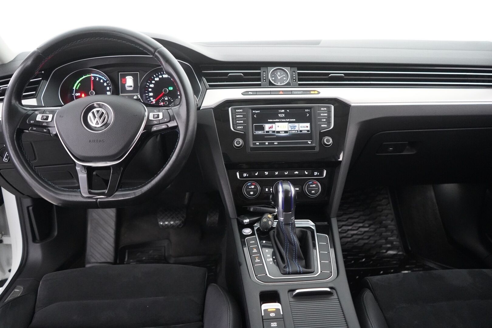 Volkswagen Passat 2016 Variant GTE Plug-In Hybrid 160 kW  DSG-aut *Webasto / Adapt.Vakkari  / P.Kamera / Nahka-Alcantara / Vetokoukku / Merkkihuollot! * - HUUTOKAUPAT.COM!
