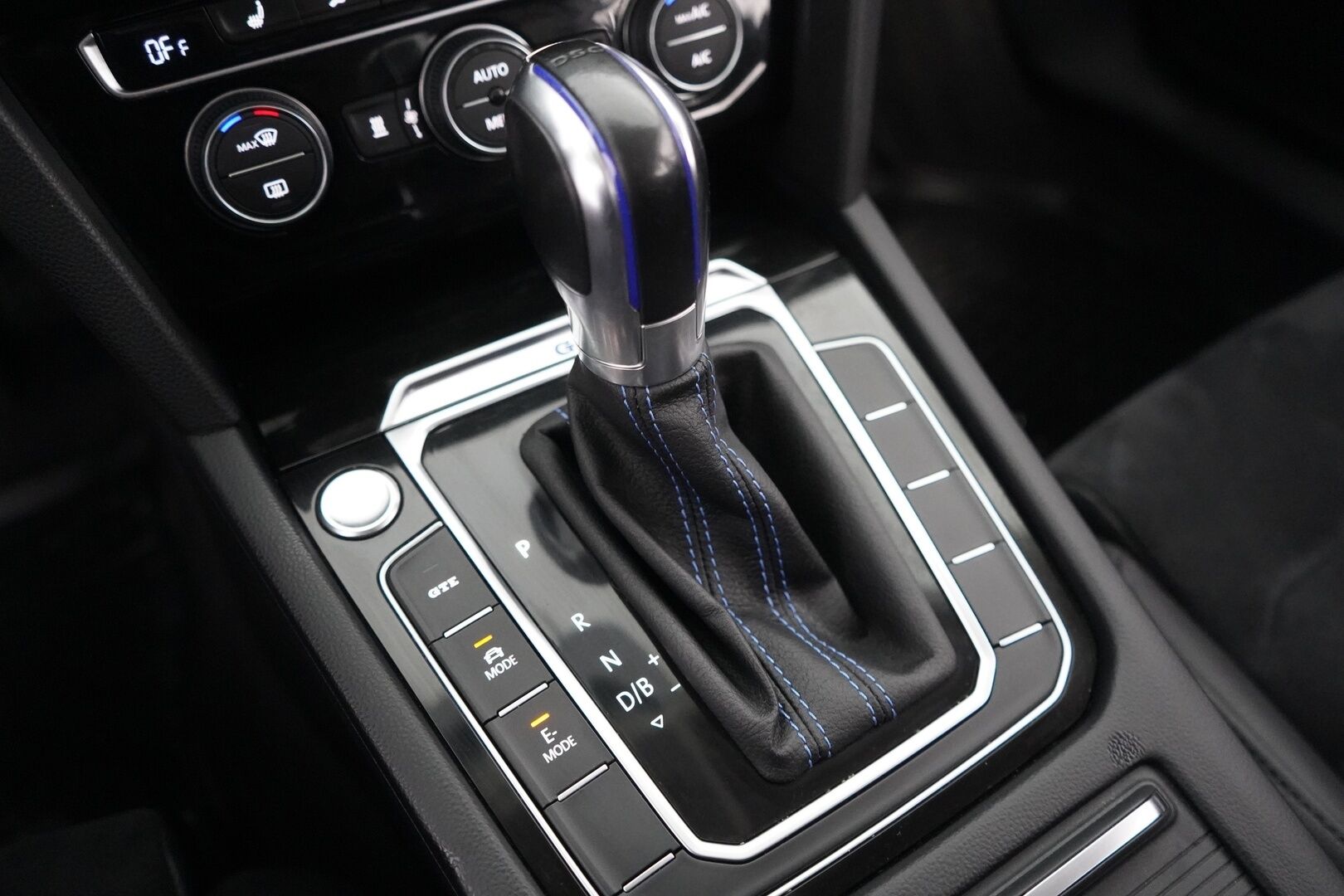 Volkswagen Passat 2016 Variant GTE Plug-In Hybrid 160 kW  DSG-aut *Webasto / Adapt.Vakkari  / P.Kamera / Nahka-Alcantara / Vetokoukku / Merkkihuollot! * - HUUTOKAUPAT.COM!