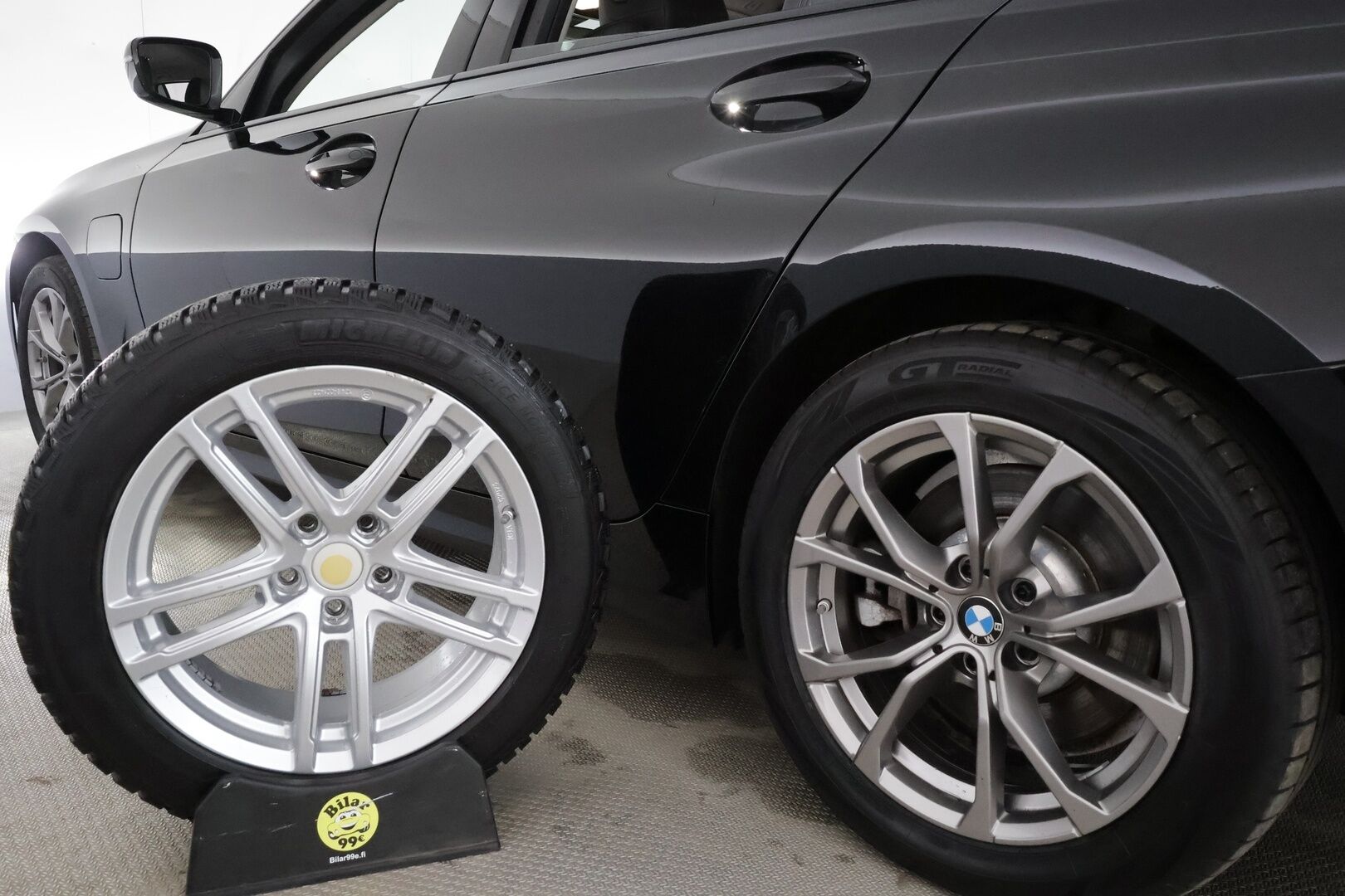 BMW 330 2021 G21 Touring 330e xDrive Sportline *H&K / Adapt.vakkari / Digimittaristo / Sporttipenkit / Apple&Android / P.tutkat / Sähköluukku* - 1-om. Suomi-auto / Akku kuntotarkastettu / Shadowline / Ambient valot / 2x vanteet - HULLU BLACKWEEK KORKOTARJOUS 2,49%