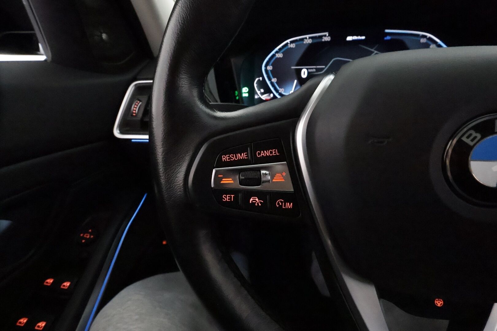 BMW 330 2021 G21 Touring 330e xDrive Sportline *H&K / Adapt.vakkari / Digimittaristo / Sporttipenkit / Apple&Android / P.tutkat / Sähköluukku* - 1-om. Suomi-auto / Akku kuntotarkastettu / Shadowline / Ambient valot / 2x vanteet - HULLU BLACKWEEK KORKOTARJOUS 2,49%