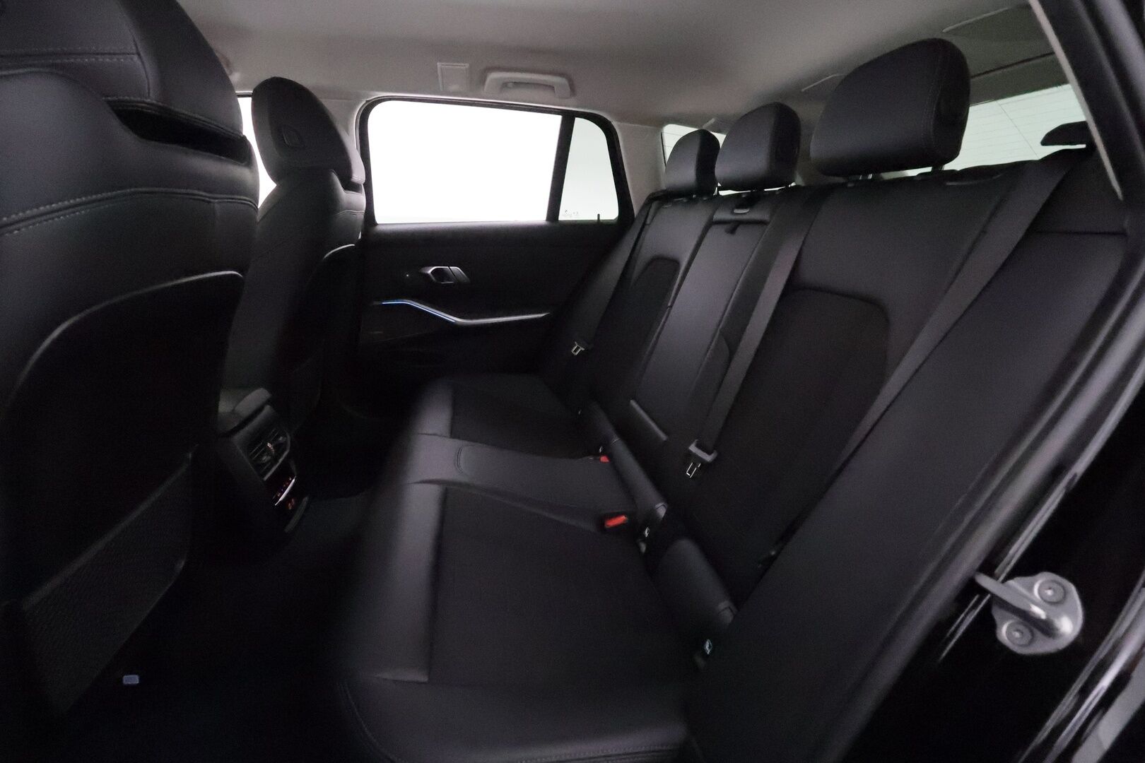 BMW 330 2021 G21 Touring 330e xDrive Sportline *H&K / Adapt.vakkari / Digimittaristo / Sporttipenkit / Apple&Android / P.tutkat / Sähköluukku* - 1-om. Suomi-auto / Akku kuntotarkastettu / Shadowline / Ambient valot / 2x vanteet 