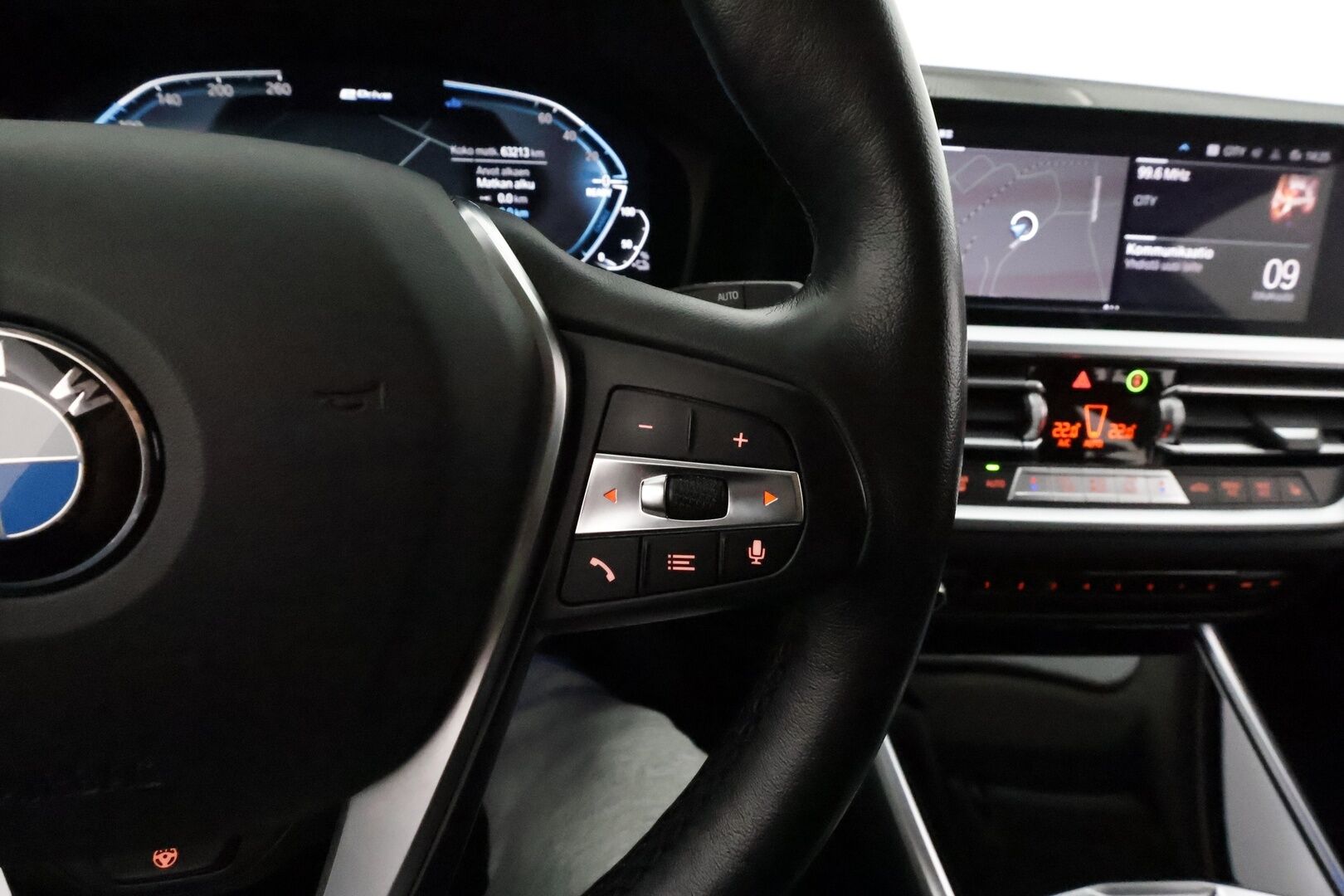 BMW 330 2021 G21 Touring 330e xDrive Sportline *H&K / Adapt.vakkari / Digimittaristo / Sporttipenkit / Apple&Android / P.tutkat / Sähköluukku* - 1-om. Suomi-auto / Akku kuntotarkastettu / Shadowline / Ambient valot / 2x vanteet 