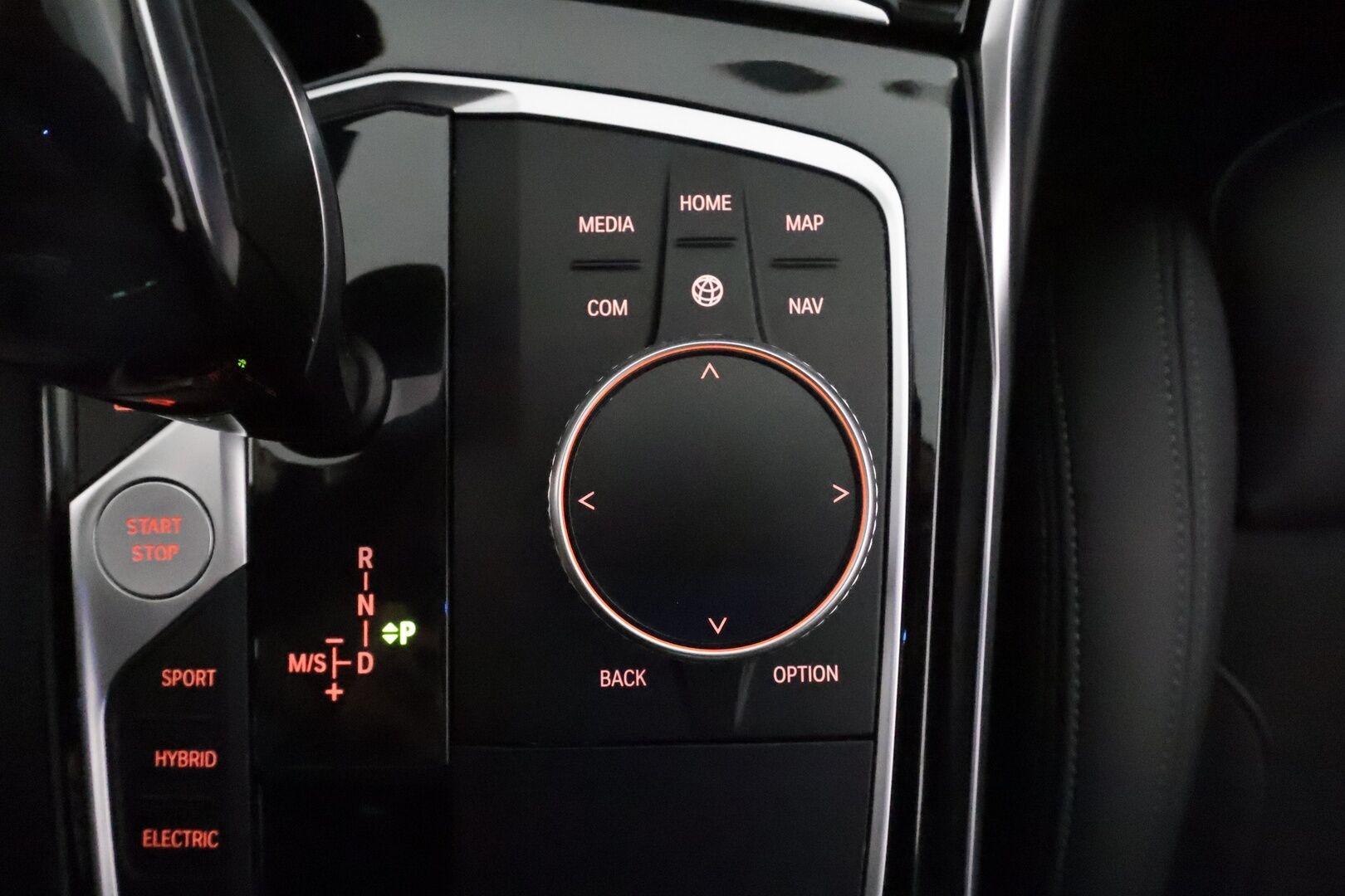 BMW 330 2021 G21 Touring 330e xDrive Sportline *H&K / Adapt.vakkari / Digimittaristo / Sporttipenkit / Apple&Android / P.tutkat / Sähköluukku* - 1-om. Suomi-auto / Akku kuntotarkastettu / Shadowline / Ambient valot / 2x vanteet 