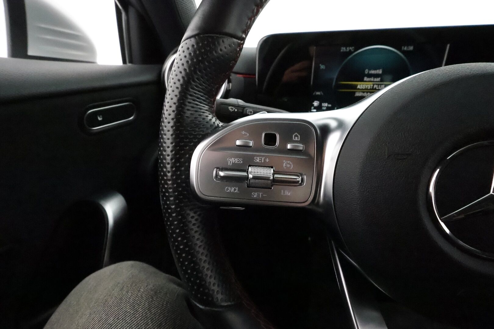 Mercedes-Benz A 2020 180 A Business AMG **LED-High Performance / P.Kamera / Sporttipenkit / Kaistavahti / Nahka-Alcantara** - Kahdet Renkaat