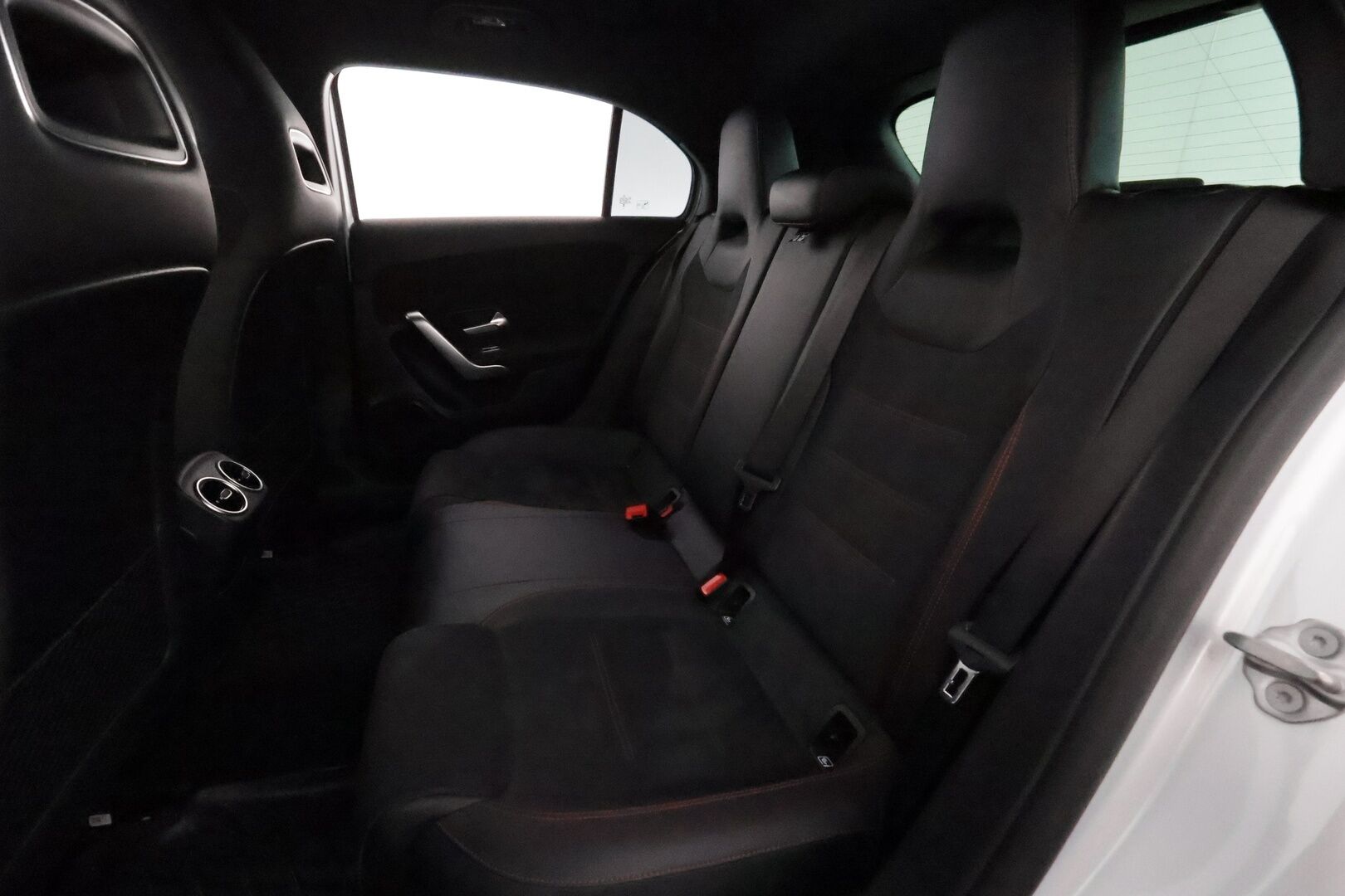 Mercedes-Benz A 2020 180 A Business AMG **LED-High Performance / P.Kamera / Sporttipenkit / Kaistavahti / Nahka-Alcantara** - Kahdet Renkaat