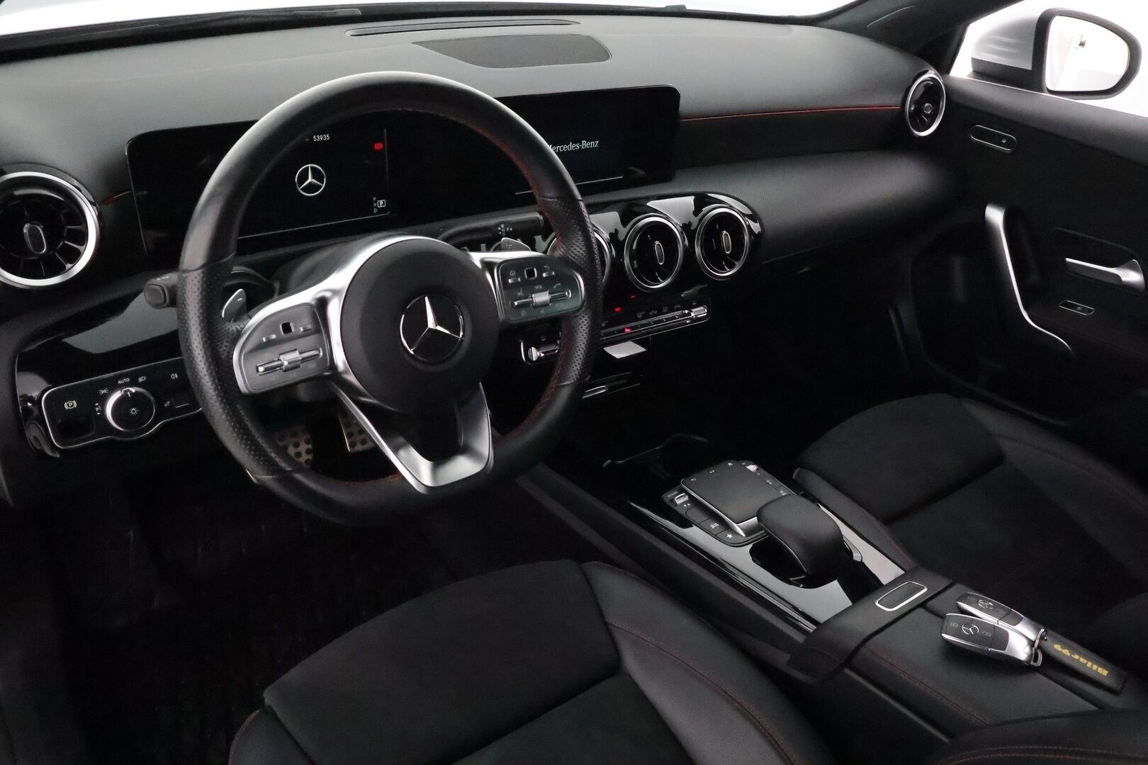 Mercedes-Benz A 2020 180 A Business AMG **LED-High Performance / P.Kamera / Sporttipenkit / Kaistavahti / Nahka-Alcantara** - Kahdet Renkaat