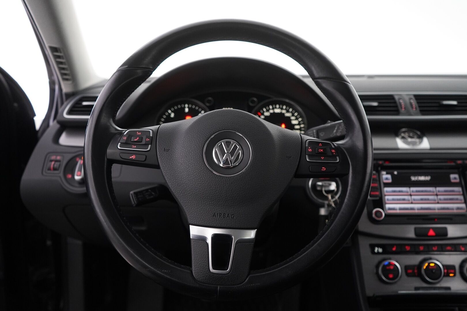 Volkswagen Passat 2013 2.0 TDI 103 kW (140 hv) Variant Comfortline * Vakkari / Peruutuskamera / Koukku / Lohkolämmitin * - Viimeisin huolto 234tkm kohdalla / Kahdet renkaat alumiinivantein / Katsastettu 05/25