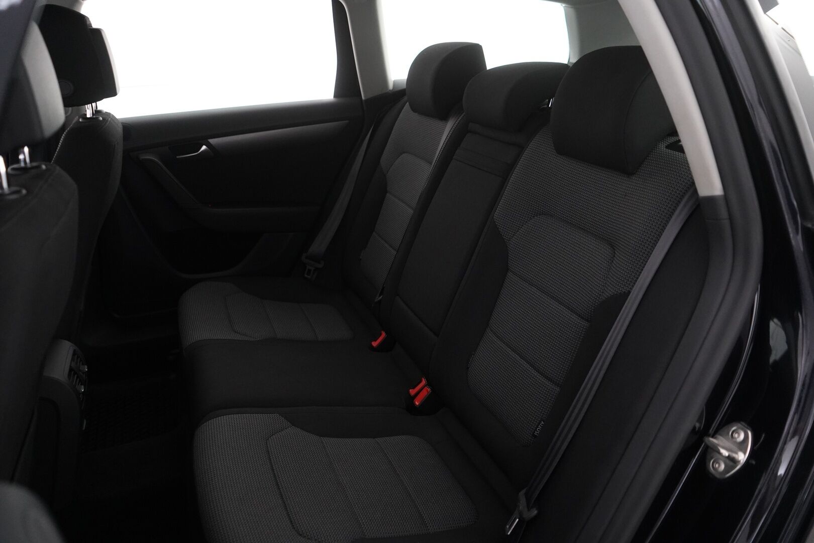 Volkswagen Passat 2013 2.0 TDI 103 kW (140 hv) Variant Comfortline * Vakkari / Peruutuskamera / Koukku / Lohkolämmitin * - Viimeisin huolto 234tkm kohdalla / Kahdet renkaat alumiinivantein / Katsastettu 05/25