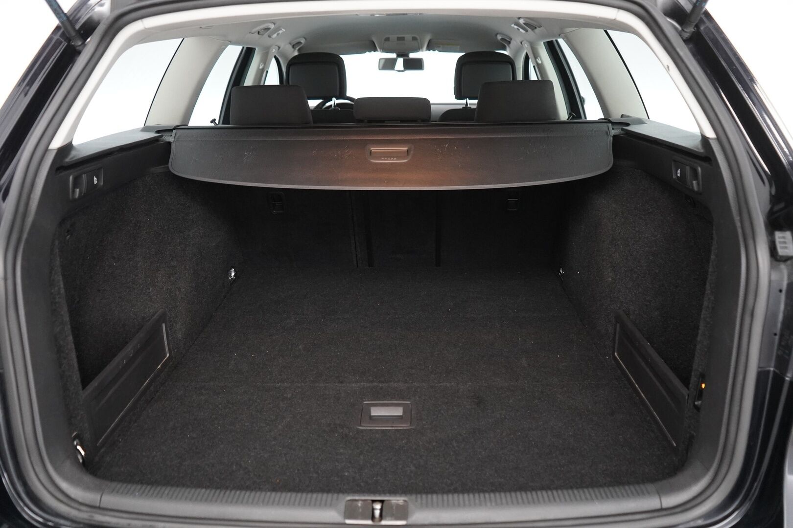 Volkswagen Passat 2013 2.0 TDI 103 kW (140 hv) Variant Comfortline * Vakkari / Peruutuskamera / Koukku / Lohkolämmitin * - Viimeisin huolto 234tkm kohdalla / Kahdet renkaat alumiinivantein / Katsastettu 05/25