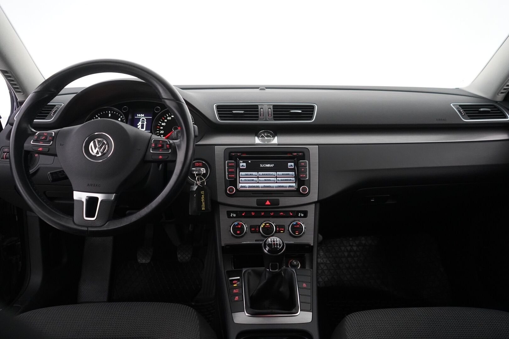 Volkswagen Passat 2013 2.0 TDI 103 kW (140 hv) Variant Comfortline * Vakkari / Peruutuskamera / Koukku / Lohkolämmitin * - Viimeisin huolto 234tkm kohdalla / Kahdet renkaat alumiinivantein / Katsastettu 05/25