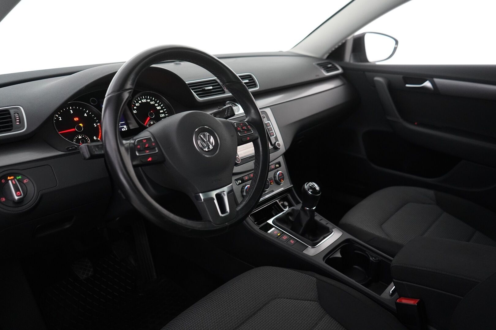 Volkswagen Passat 2013 2.0 TDI 103 kW (140 hv) Variant Comfortline * Vakkari / Peruutuskamera / Koukku / Lohkolämmitin * - Viimeisin huolto 234tkm kohdalla / Kahdet renkaat alumiinivantein / Katsastettu 05/25