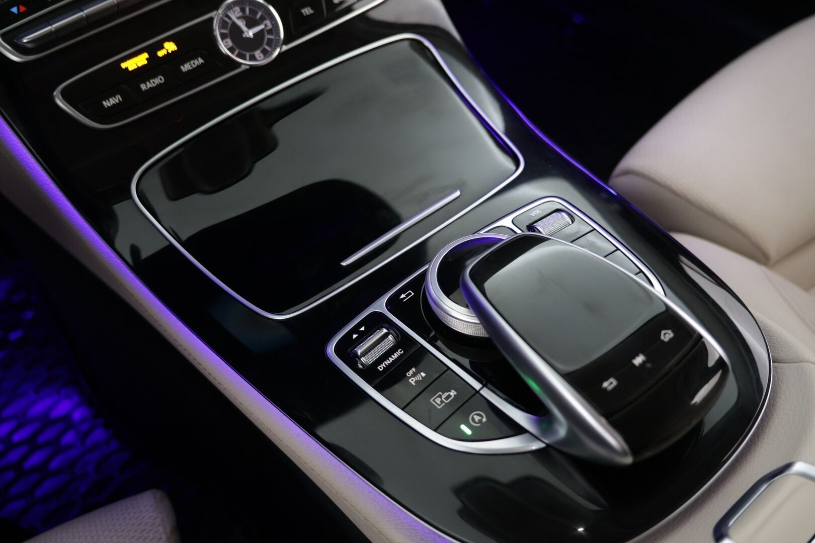 Mercedes-Benz E 2017 220 d T A Premium Business - | 360° | Vakkari | Koukku | Led | Puolinahat | HUD | Navi |