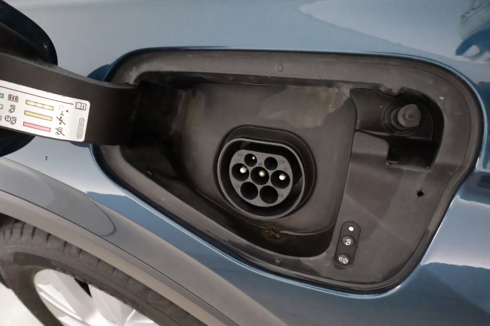 Volkswagen Tiguan 2021 Style eHybrid 180 kW DSG *Vetokoukku / ACC / Matrix-LED / P.kamera / Hierovat Sporttipenkit / Kaistavahti / Keyless* - Suomi-auto / Molemmat latauskaapelit / Kahdet OEM vanteet