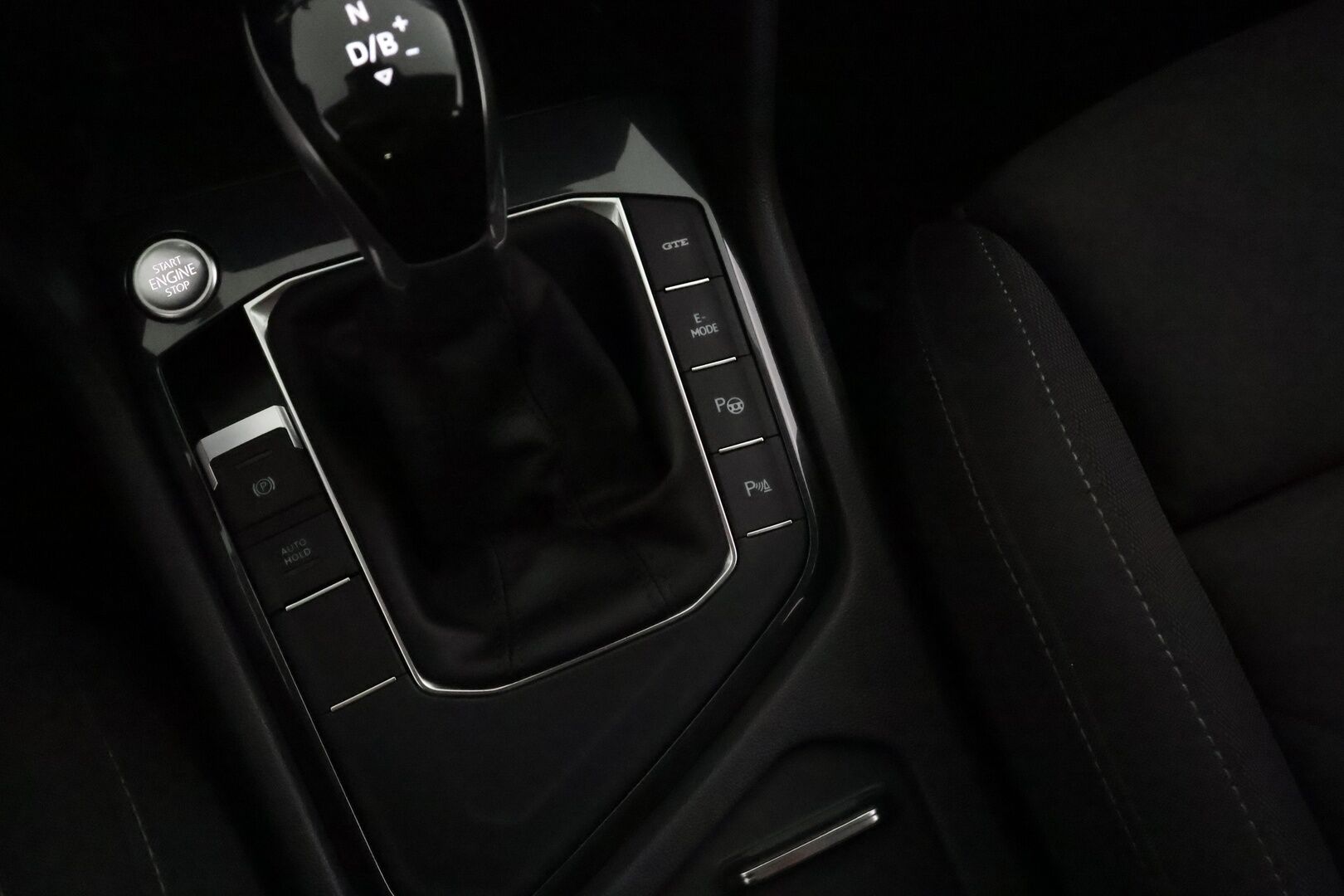 Volkswagen Tiguan 2021 Style eHybrid 180 kW DSG *Vetokoukku / ACC / Matrix-LED / P.kamera / Hierovat Sporttipenkit / Kaistavahti / Keyless* - Suomi-auto / Molemmat latauskaapelit / Kahdet OEM vanteet