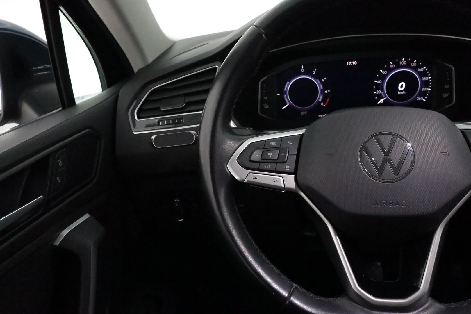 Volkswagen Tiguan 2021 Style eHybrid 180 kW DSG *Vetokoukku / ACC / Matrix-LED / P.kamera / Hierovat Sporttipenkit / Kaistavahti / Keyless* - Suomi-auto / Molemmat latauskaapelit / Kahdet OEM vanteet