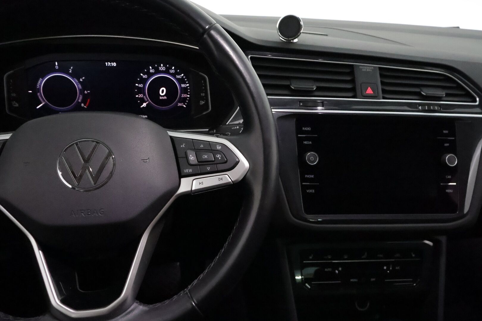 Volkswagen Tiguan 2021 Style eHybrid 180 kW DSG *Vetokoukku / ACC / Matrix-LED / P.kamera / Hierovat Sporttipenkit / Kaistavahti / Keyless* - Suomi-auto / Molemmat latauskaapelit / Kahdet OEM vanteet