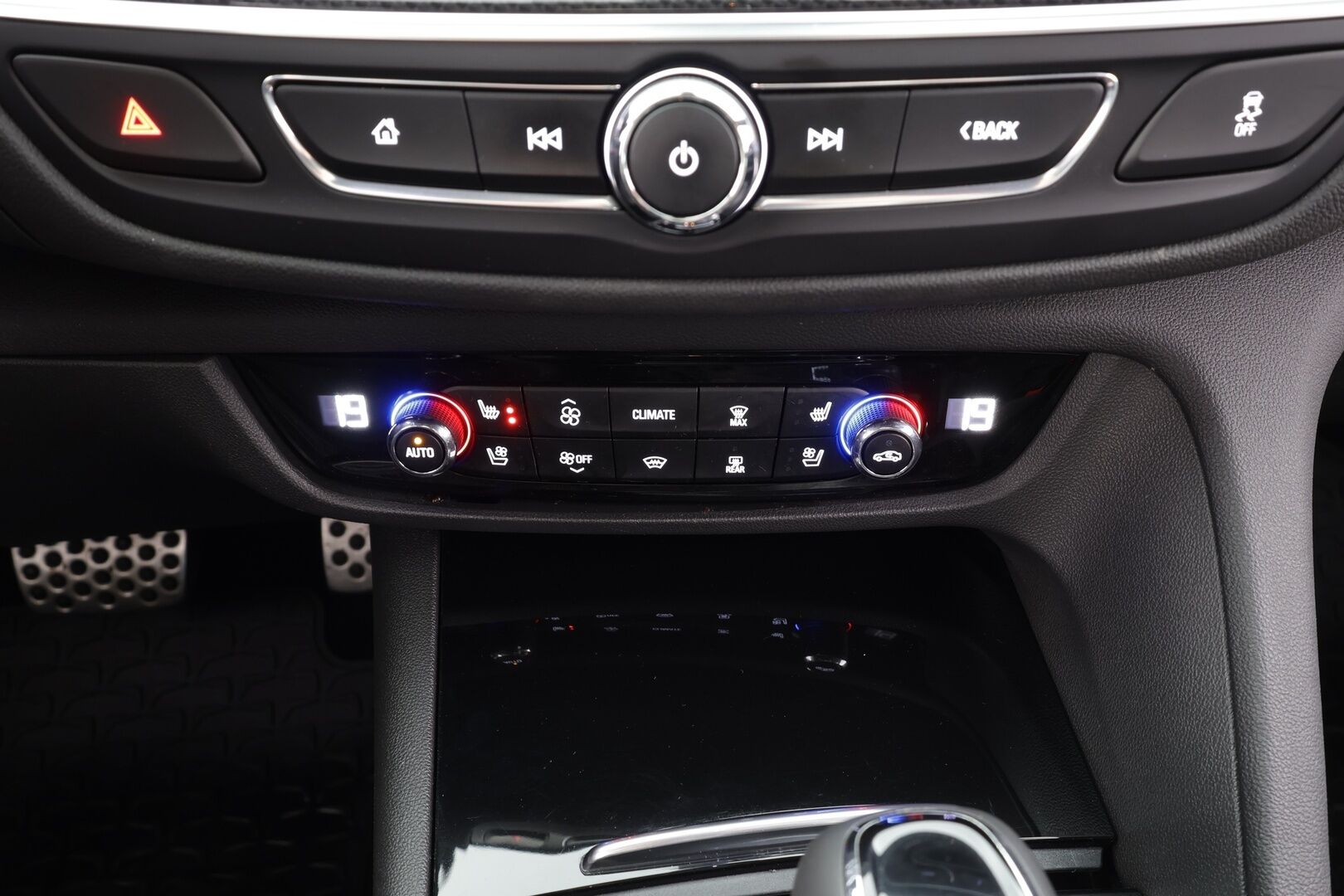 Opel Insignia 2021 Grand Sport Executive GS 200 Turbo A * ACC / HUD / P.kamera / Ilmastoidut Nahat / P.kamera / Apple&Android * - Suomi-auto / Kahdet Renkaat - HULLUT AVAJAISHULINAT KORKOTARJOUS 3,29 %