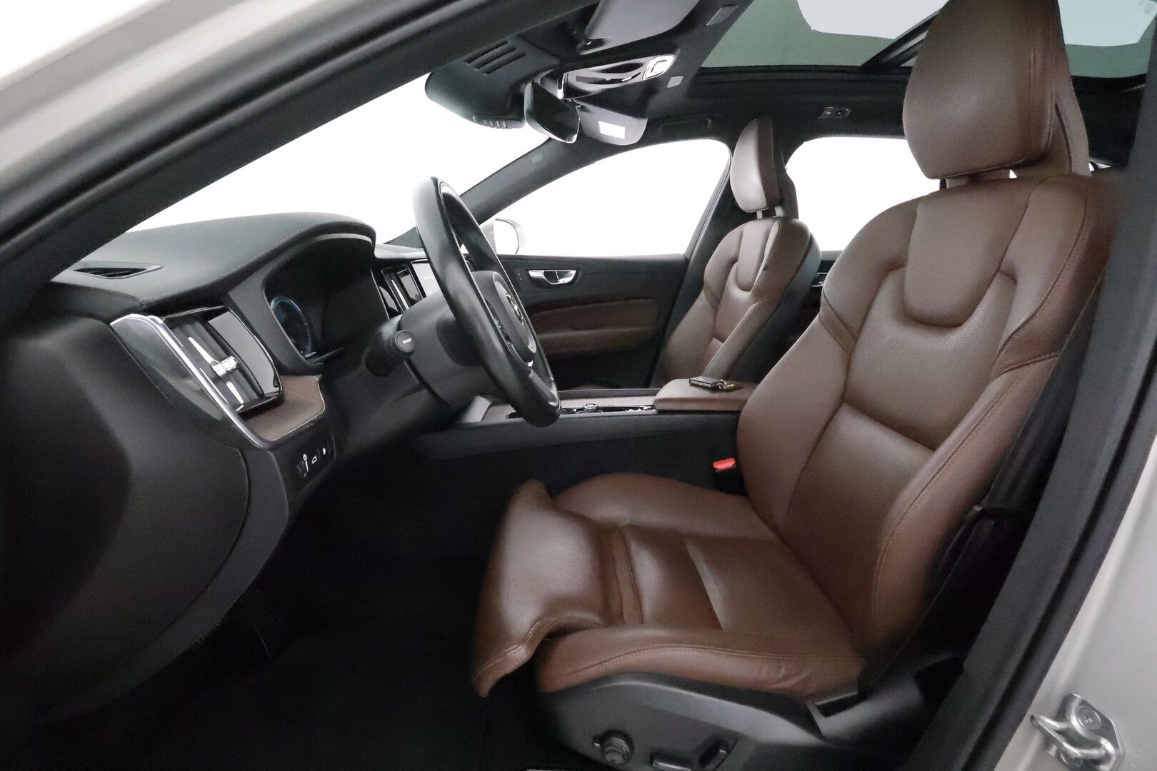 Volvo XC60 2021 T6 TwE AWD Business Inscription aut. **Panorama / Webasto / Muistipenkki / Koukku / P.kamera / Ruskeat Nahat** - 3,99 % KORKOTARJOUS TÄHÄN AUTOON - Akku kuntotarkastettu / 1.om Suomi-auto / BLIS / KeylessGo / Merkkihuollettu / Kahdet renkaat aluvanteilla