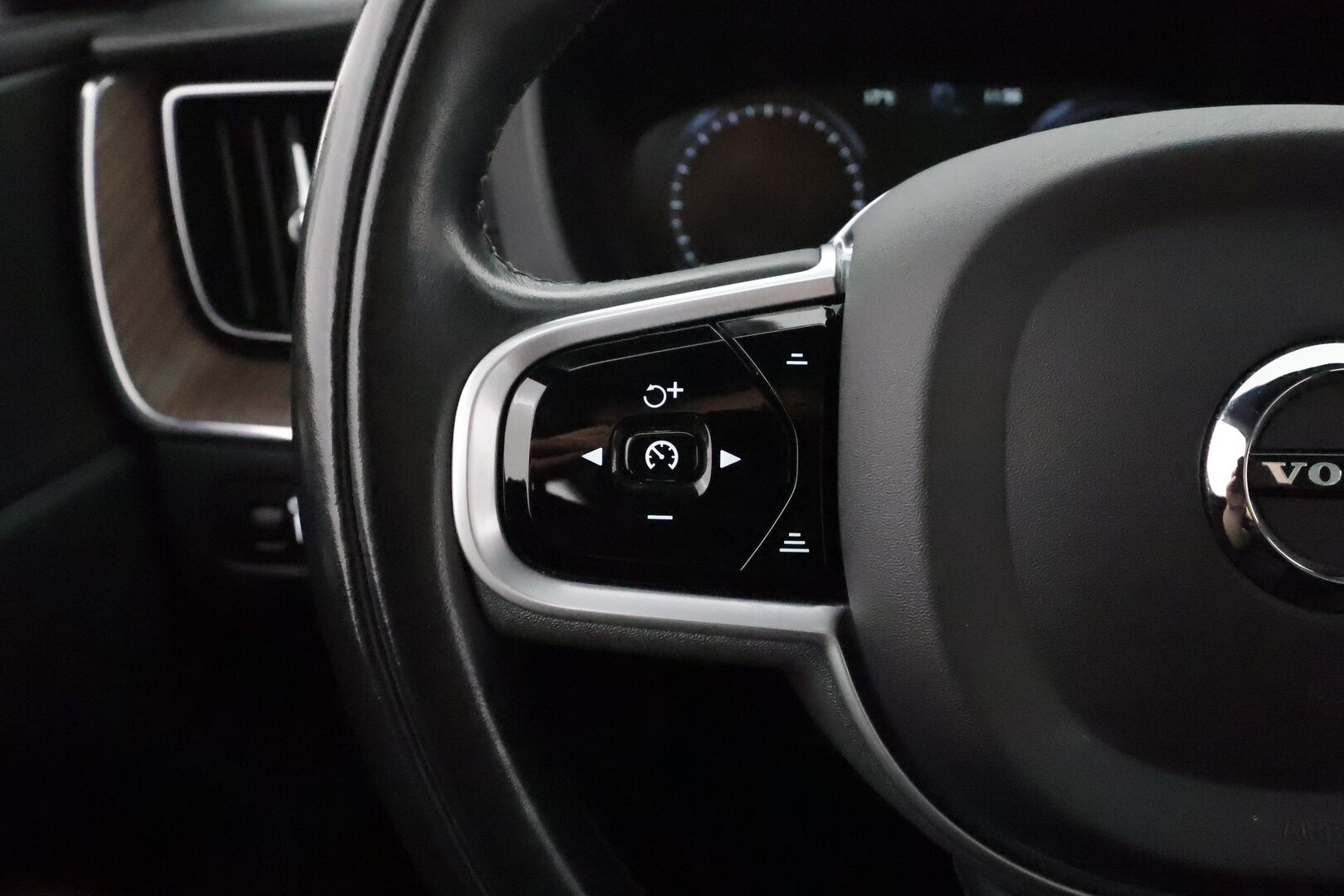 Volvo XC60 2021 T6 TwE AWD Business Inscription aut. **Panorama / Webasto / Muistipenkki / Koukku / P.kamera / Ruskeat Nahat** - 3,99 % KORKOTARJOUS TÄHÄN AUTOON - Akku kuntotarkastettu / 1.om Suomi-auto / BLIS / KeylessGo / Merkkihuollettu / Kahdet renkaat aluvanteilla