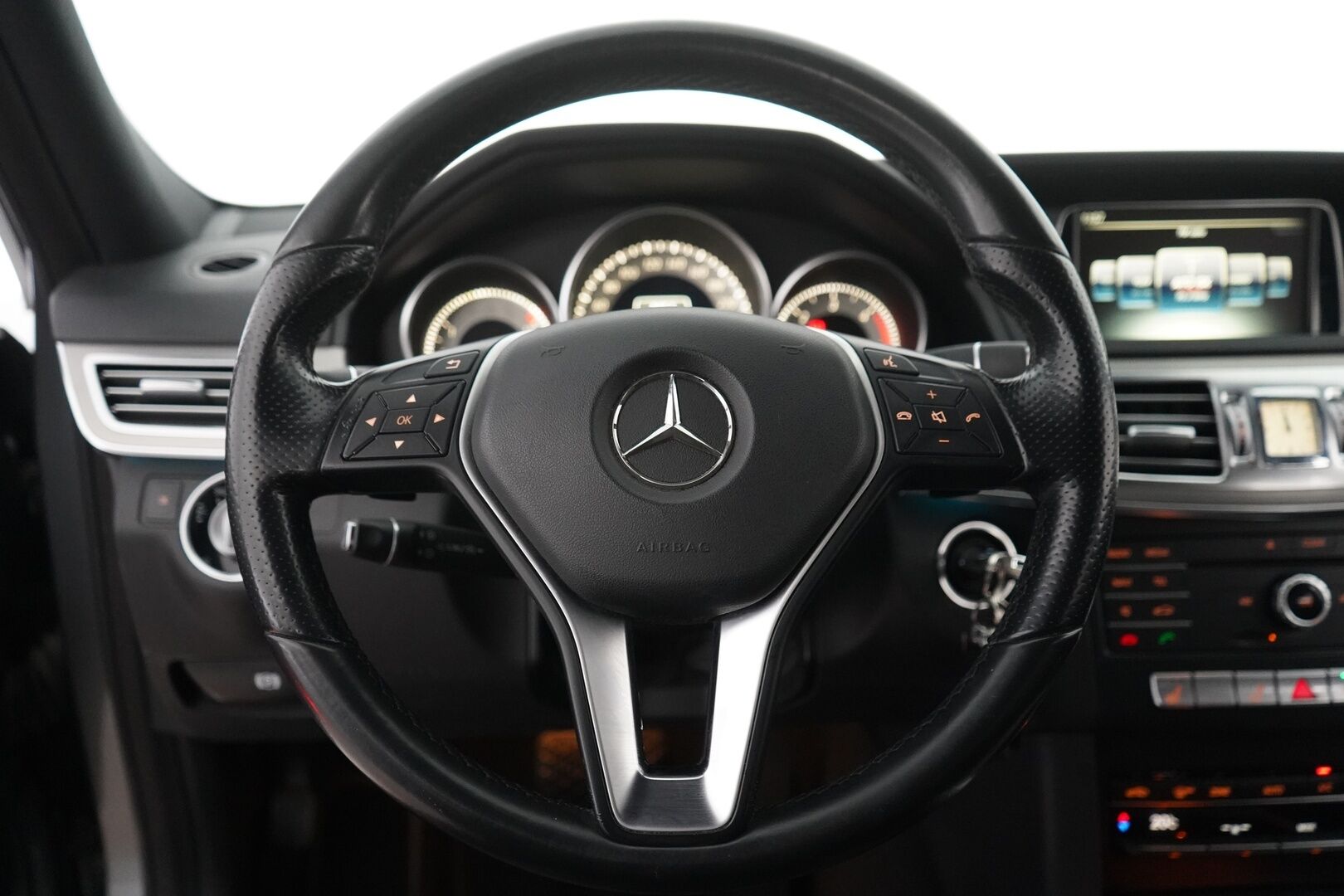 Mercedes-Benz E 2016 200 BlueTec T A Premium Business - ILS | Nahat | Ortopedi-istuin | Sähkökontti | Ilmastointi | Bluetooth | Metalliväri | 2 x vanteet 