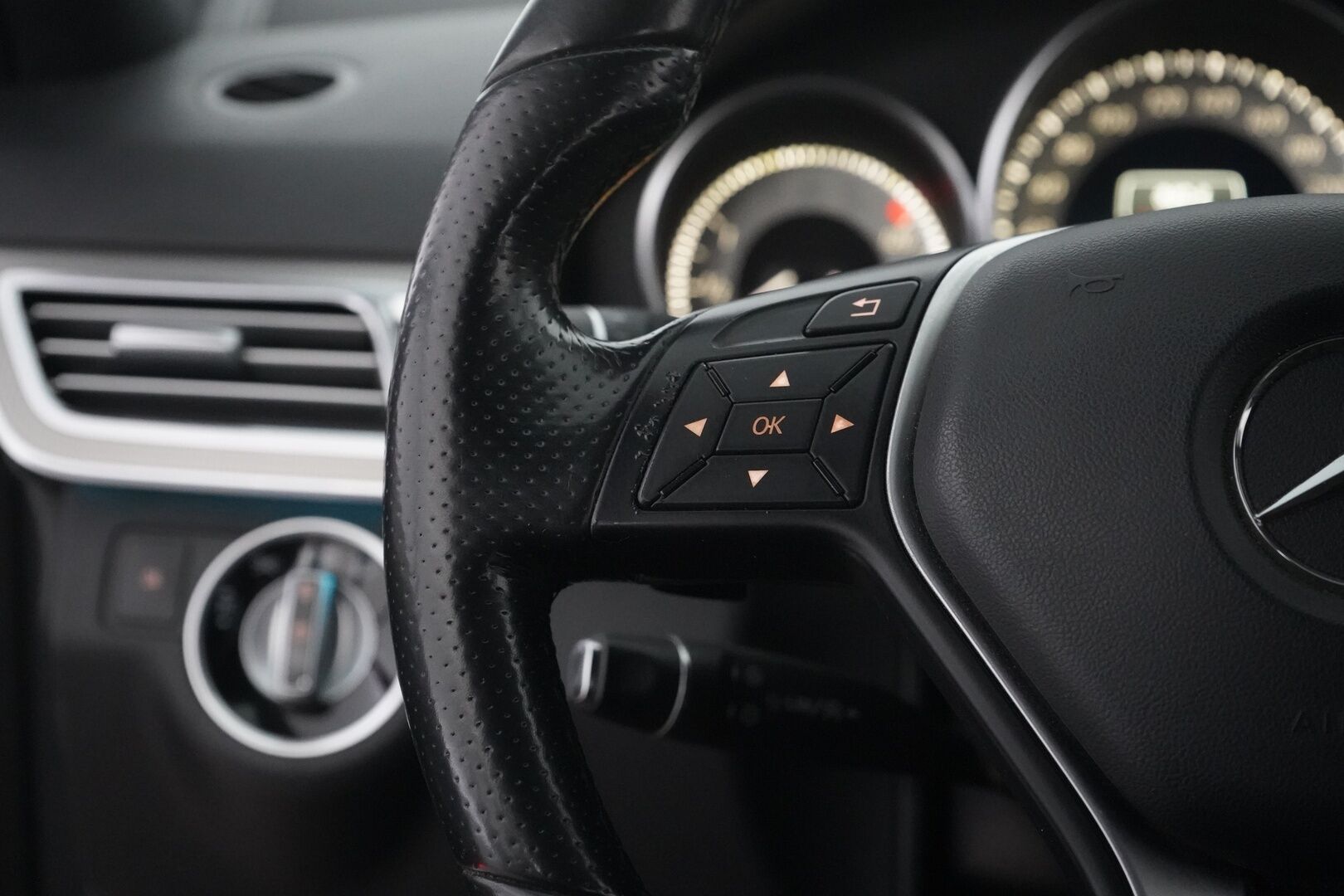 Mercedes-Benz E 2016 200 BlueTec T A Premium Business - ILS | Nahat | Ortopedi-istuin | Sähkökontti | Ilmastointi | Bluetooth | Metalliväri | 2 x vanteet 