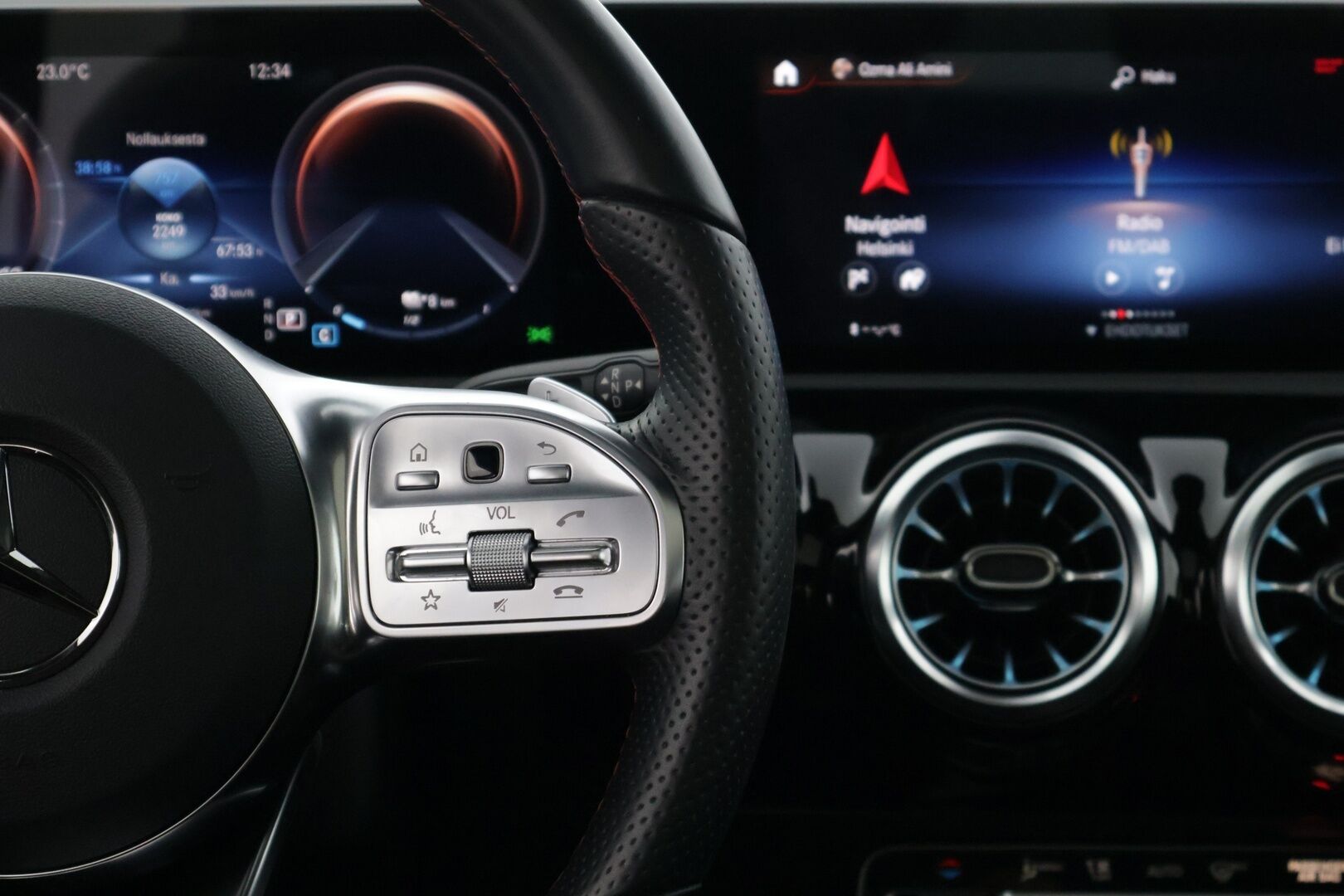 Mercedes-Benz A 2022 250 e A sedan Business AMG Edition *Distronic+ / 360° / Muistipenkit / Panorama / HUD / Widescreen* - 3,99 % KORKOTARJOUS TÄHÄN AUTOON - * Todella siistissä kunnossa oleva ja hyvin varusteltu yksilö *