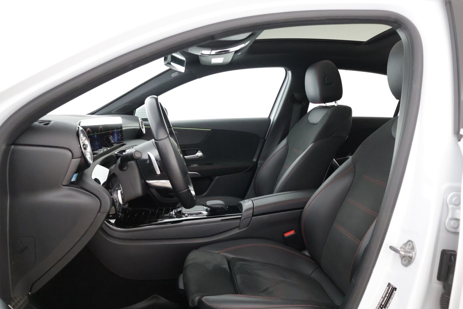 Mercedes-Benz A 2022 250 e A sedan Business AMG Edition *Distronic+ / 360° / Muistipenkit / Panorama / HUD / Widescreen* - 3,99 % KORKOTARJOUS TÄHÄN AUTOON - * Todella siistissä kunnossa oleva ja hyvin varusteltu yksilö *