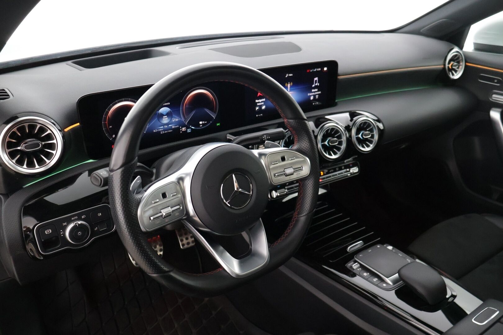 Mercedes-Benz A 2022 250 e A sedan Business AMG Edition *Distronic+ / 360° / Muistipenkit / Panorama / HUD / Widescreen* - 3,99 % KORKOTARJOUS TÄHÄN AUTOON - * Todella siistissä kunnossa oleva ja hyvin varusteltu yksilö *