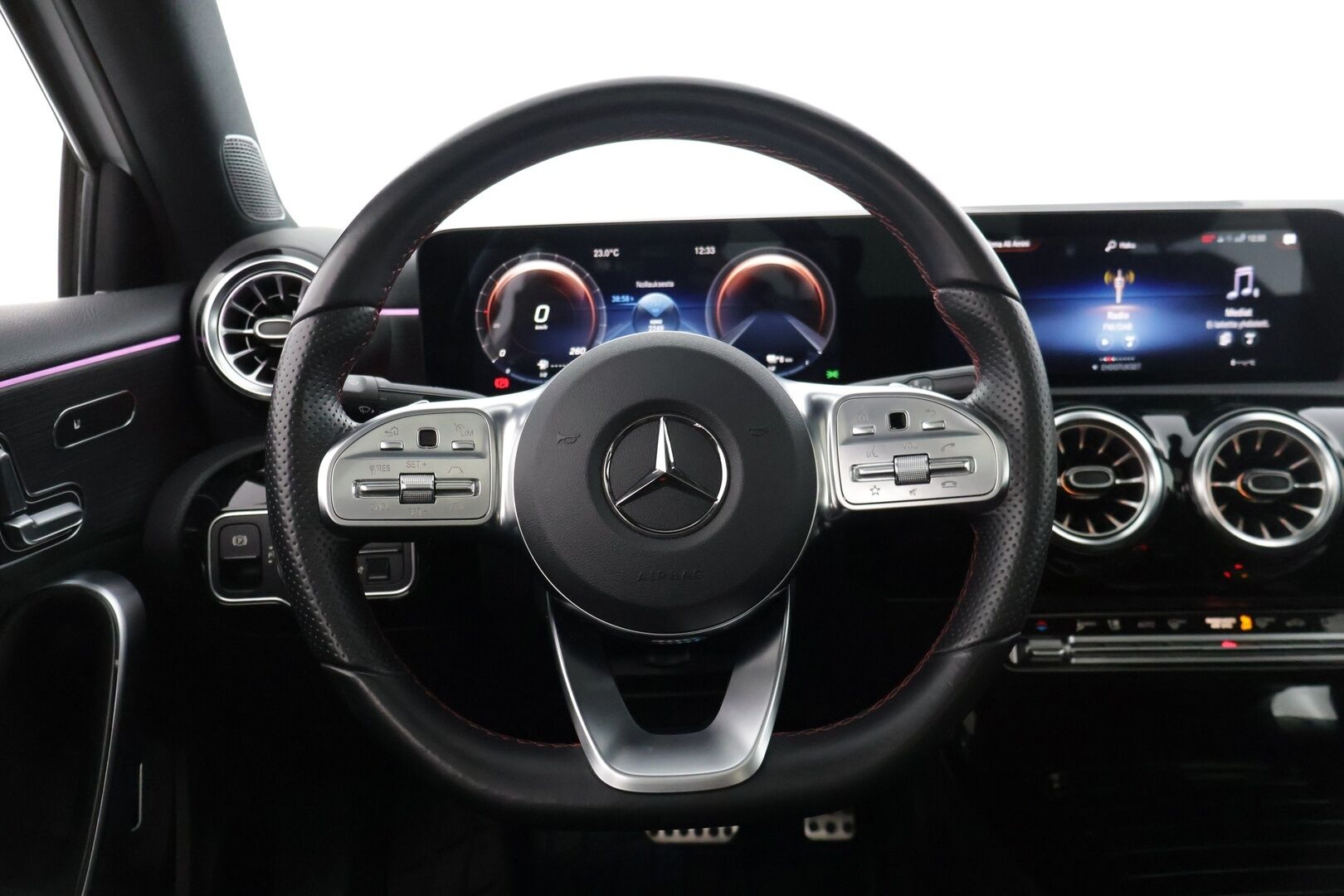 Mercedes-Benz A 2022 250 e A sedan Business AMG Edition *Distronic+ / 360° / Muistipenkit / Panorama / HUD / Widescreen* - 3,99 % KORKOTARJOUS TÄHÄN AUTOON - * Todella siistissä kunnossa oleva ja hyvin varusteltu yksilö *