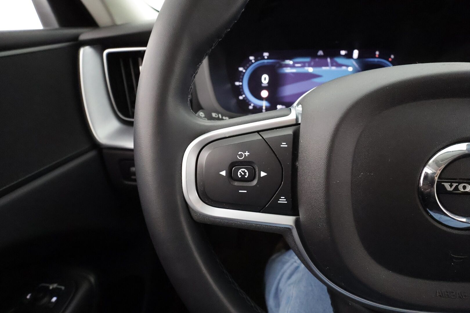 Volvo XC60 2022 B4 AWD D-MHEV Business Edition aut * P.Kamera / ACC / LED / High performance / Webasto / Keyless * - Kahdet renkaat / 1.Om Suomi-auto - HULLUT AVAJAISHULINAT KORKOTARJOUS 3,29 %