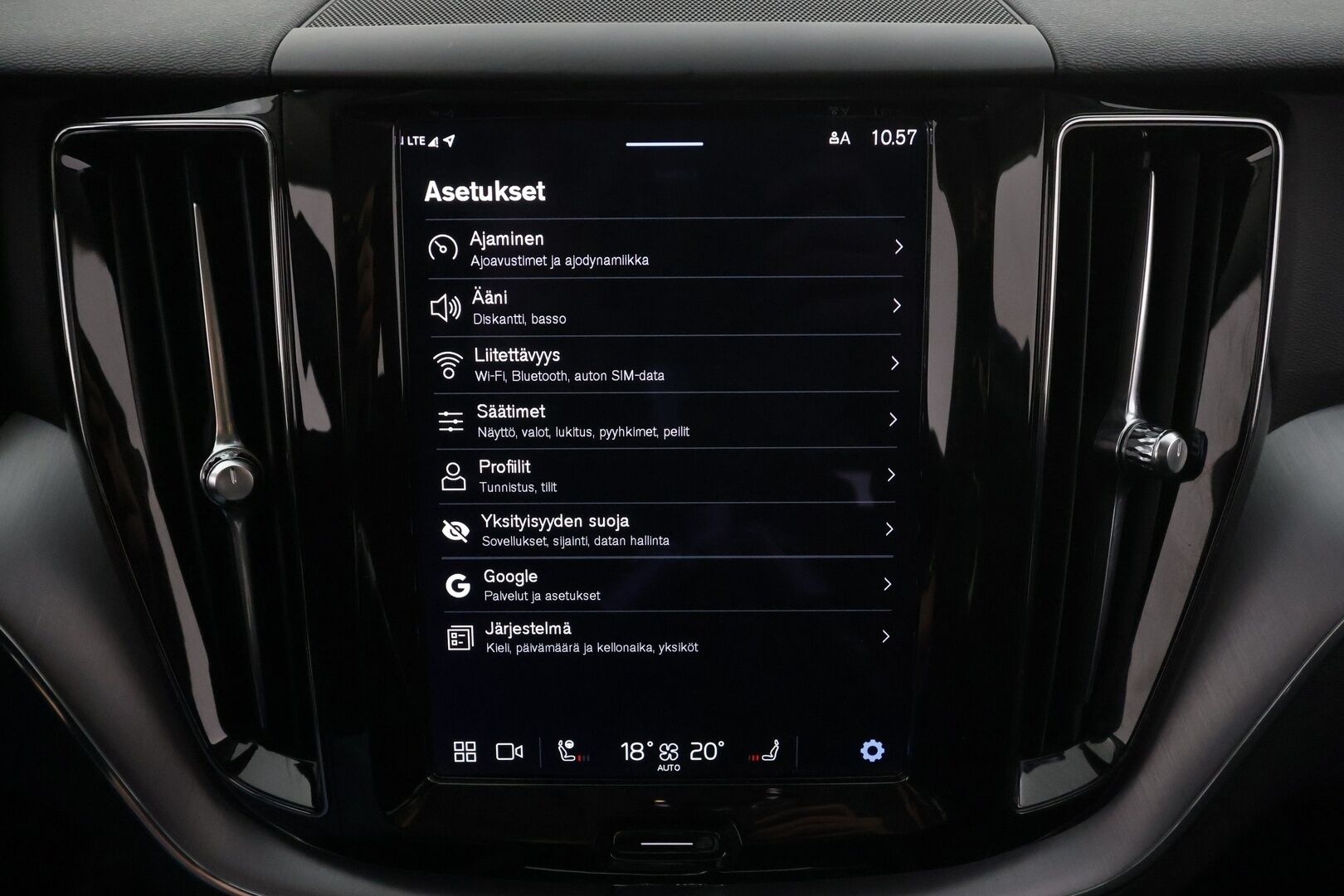 Volvo XC60 2022 B4 AWD D-MHEV Business Edition aut * P.Kamera / ACC / LED / High performance / Webasto / Keyless * - Kahdet renkaat / 1.Om Suomi-auto