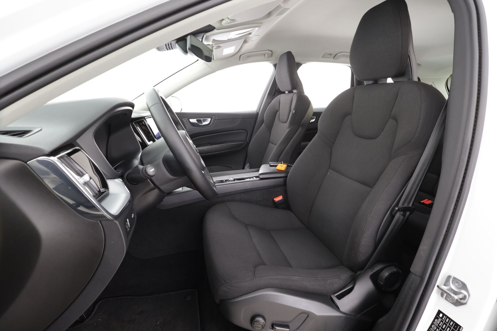 Volvo XC60 2022 B4 AWD D-MHEV Business Edition aut * P.Kamera / ACC / LED / High performance / Webasto / Keyless * - Kahdet renkaat / 1.Om Suomi-auto