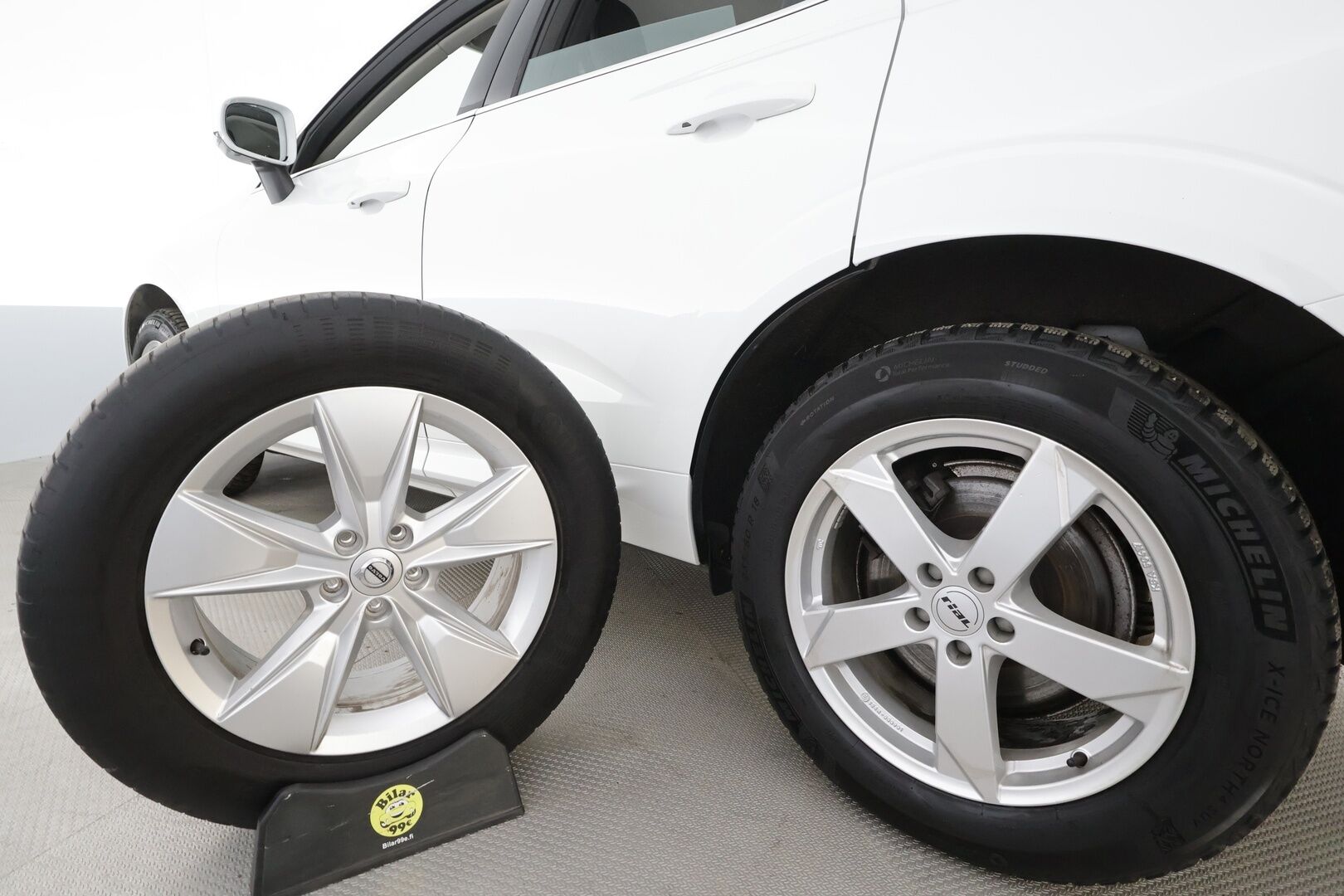 Volvo XC60 2022 B4 AWD D-MHEV Business Edition aut * P.Kamera / ACC / LED / High performance / Webasto / Keyless * - Kahdet renkaat / 1.Om Suomi-auto