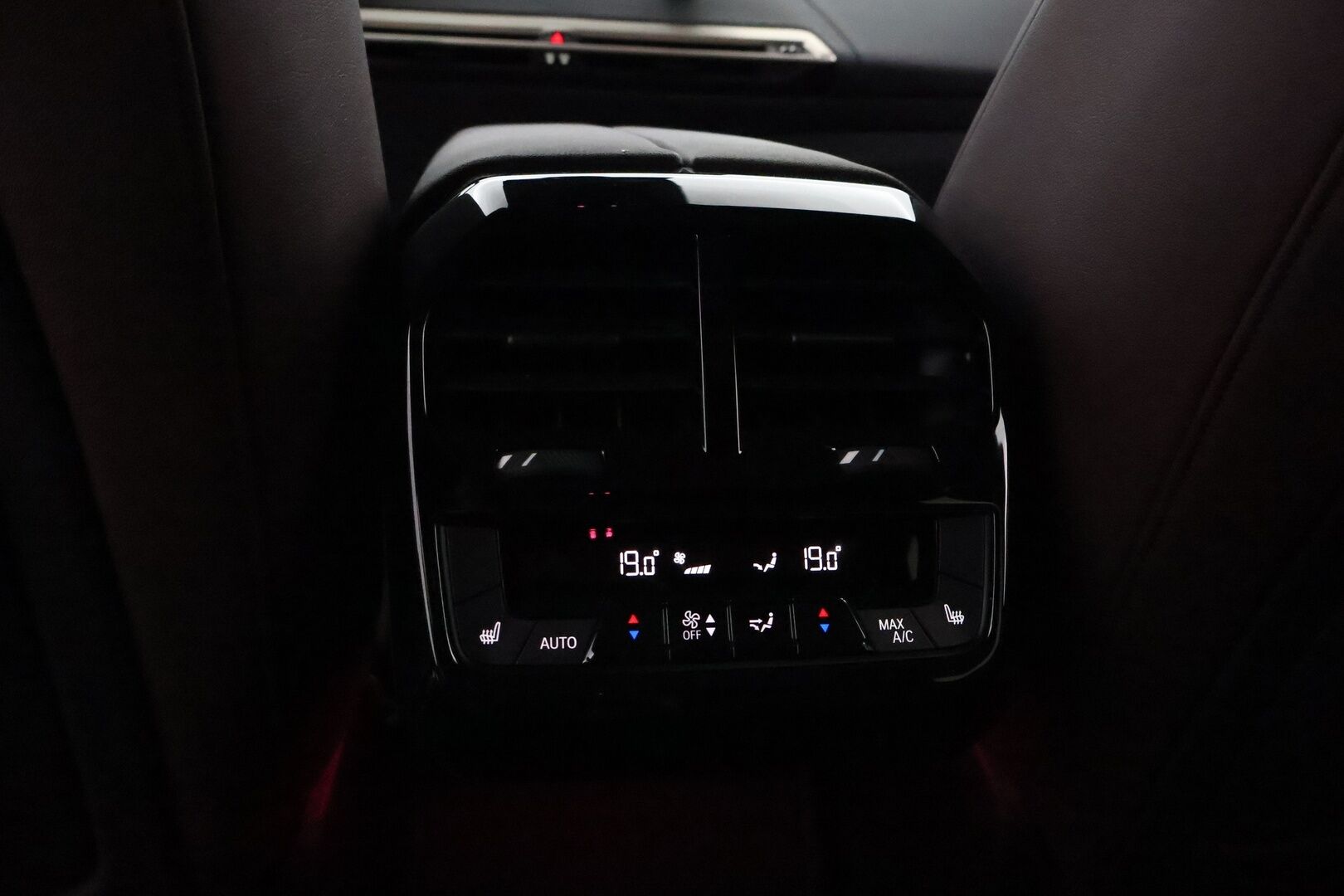 BMW iX 2022 xDrive40 Fully Charged - 3,99 % KORKOTARJOUS TÄHÄN AUTOON - Vetokoukku / HUD / Harman&Kardon / Sky Lounge / Adapt.Vakkari / 360-Kamera / Laser / Eleohjaus / Suomiauto / Upea yksilö!