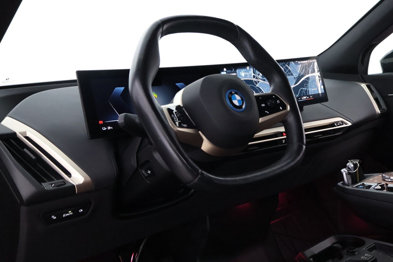 BMW iX 2022 xDrive40 Fully Charged - 3,99 % KORKOTARJOUS TÄHÄN AUTOON - Vetokoukku / HUD / Harman&Kardon / Sky Lounge / Adapt.Vakkari / 360-Kamera / Laser / Eleohjaus / Suomiauto / Upea yksilö!