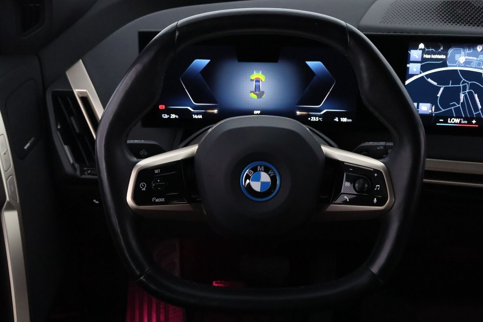 BMW iX 2022 xDrive40 Fully Charged - 3,99 % KORKOTARJOUS TÄHÄN AUTOON - Vetokoukku / HUD / Harman&Kardon / Sky Lounge / Adapt.Vakkari / 360-Kamera / Laser / Eleohjaus / Suomiauto / Upea yksilö!