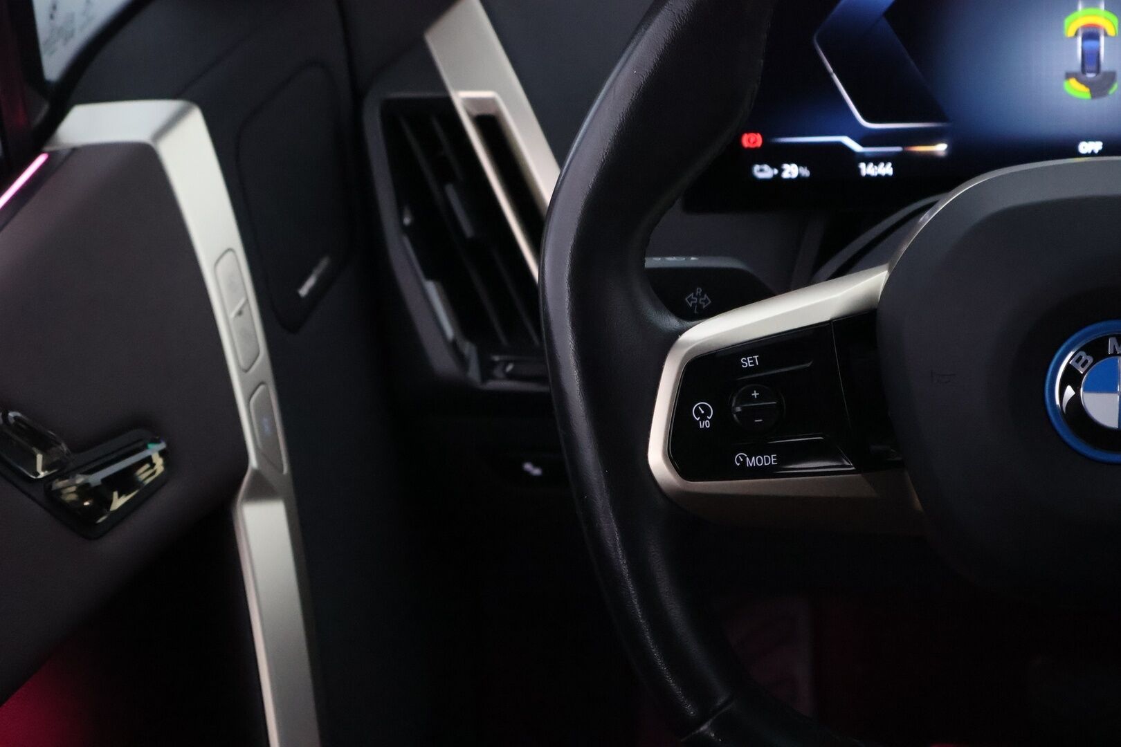 BMW iX 2022 xDrive40 Fully Charged - 3,99 % KORKOTARJOUS TÄHÄN AUTOON - Vetokoukku / HUD / Harman&Kardon / Sky Lounge / Adapt.Vakkari / 360-Kamera / Laser / Eleohjaus / Suomiauto / Upea yksilö!