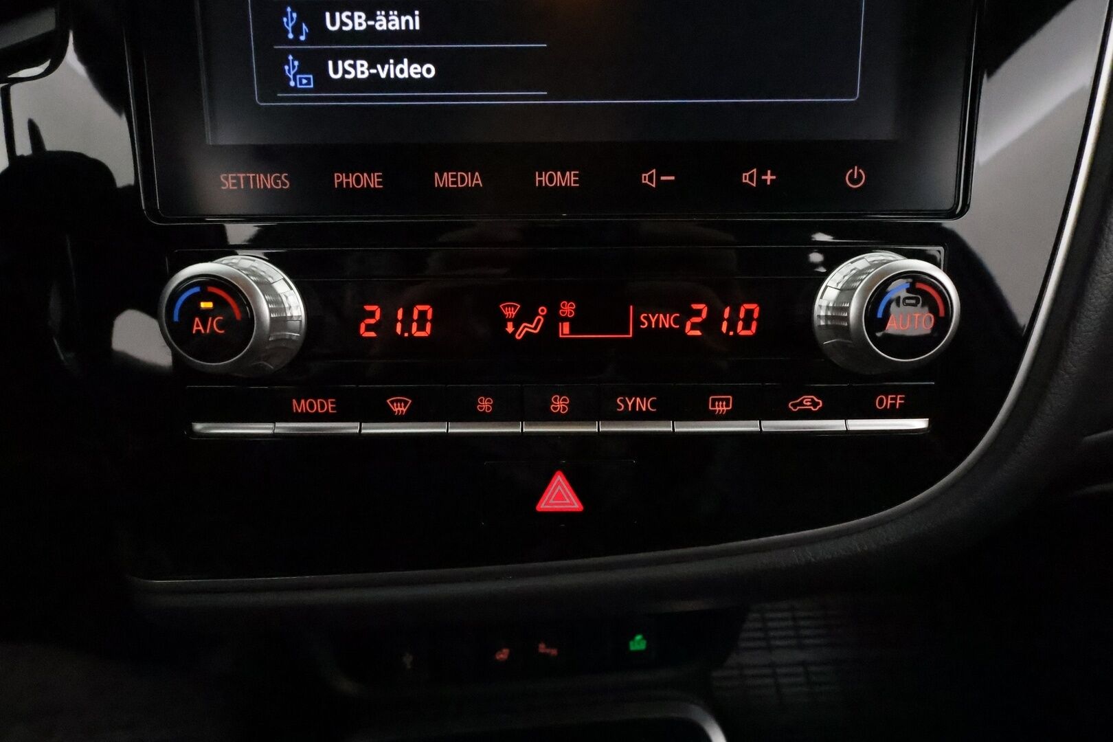 Mitsubishi Outlander PHEV 2020 Business X 4WD 5P **Power Sound System / Koukku / ACC / LED / 360° Kamera / Kaistavahti / Timantti Nahkaverhoilu** - 2x Latauskaapelit / Kahdet Renkaat
