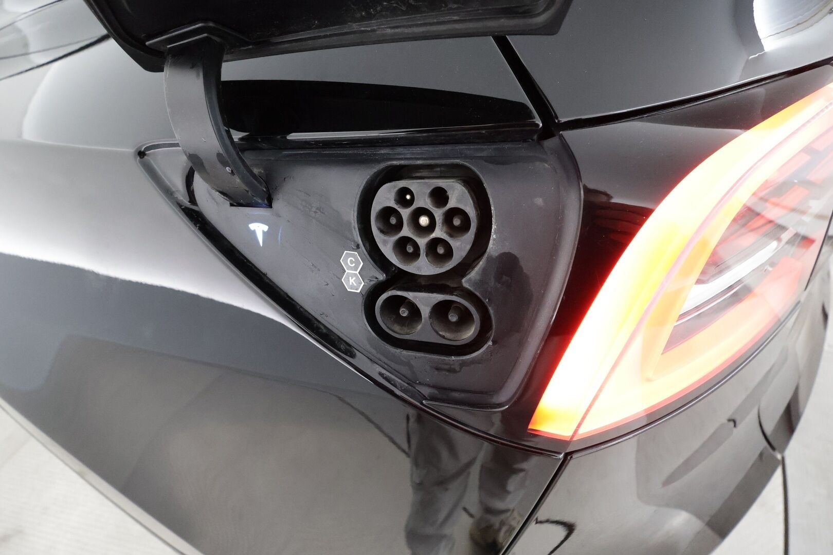 Tesla Model Y 2021 Long Range **Lämpöpumppu / Lasikatto / Matrix-LED / Adapt.Vakkari / P.Kamera / Muistipenkki / Navi / Kaistavahti** - 3,99 % KORKOTARJOUS TÄHÄN AUTOON - Akku kuntotarkastettu / Premium Audio / KeylessGo / 2x Renkaat
